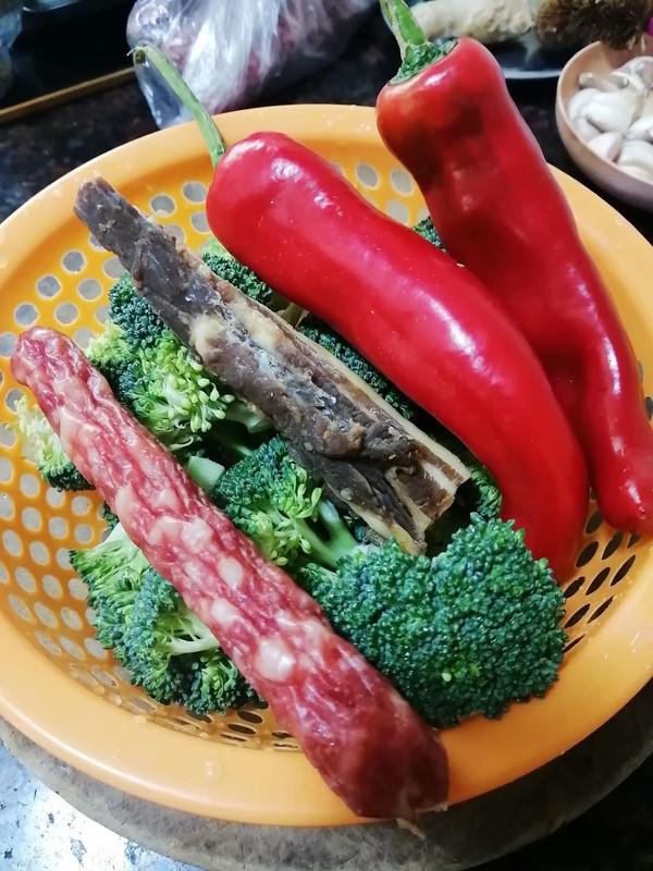 簡簡單單也不失美味~~臘味炒西蘭花的做法-家常味炒菜譜-易網<a href=http://www.xllyou.com/ target=_blank class=infotextkey>健康養生</a>網 簡簡單單也不失美味~~臘味炒西蘭花的做法-家常味炒菜譜