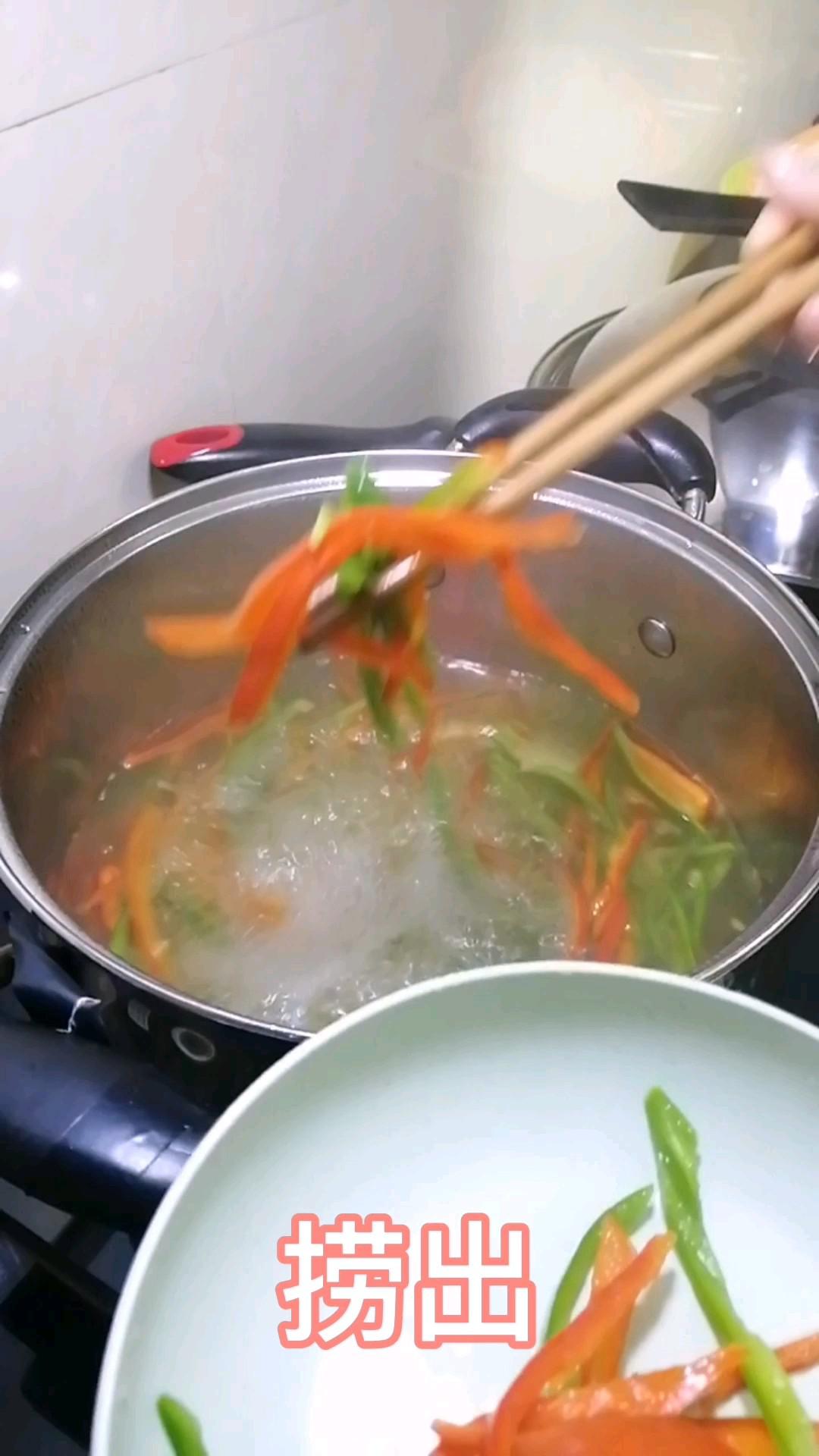 辣椒炒米粉的做法-家常味炒菜譜-易網健康養生網 辣椒炒米粉的做法-家常味炒菜譜