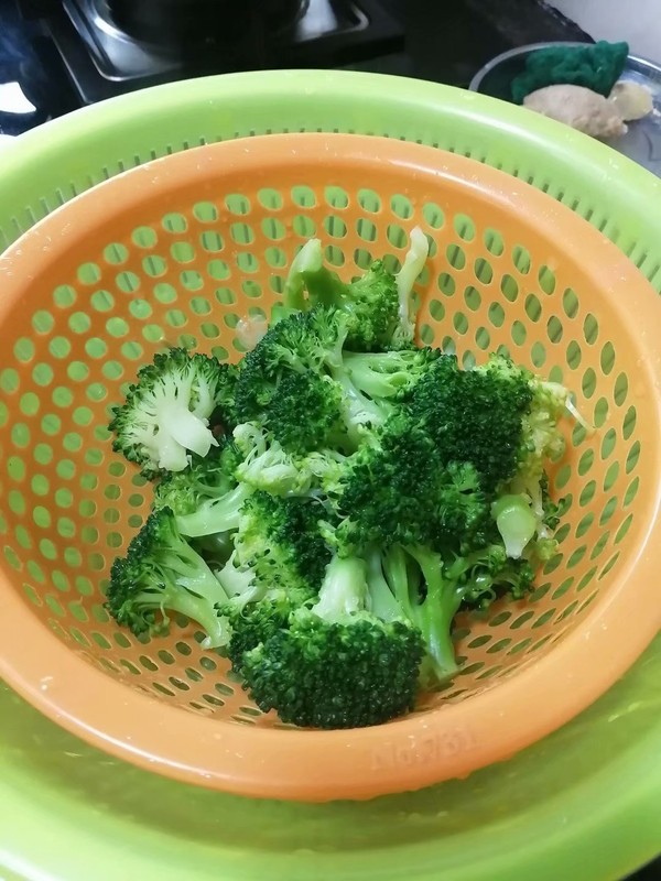 簡簡單單也不失美味~~臘味炒西蘭花的做法-家常味炒菜譜-易網健康養生網 簡簡單單也不失美味~~臘味炒西蘭花的做法-家常味炒菜譜