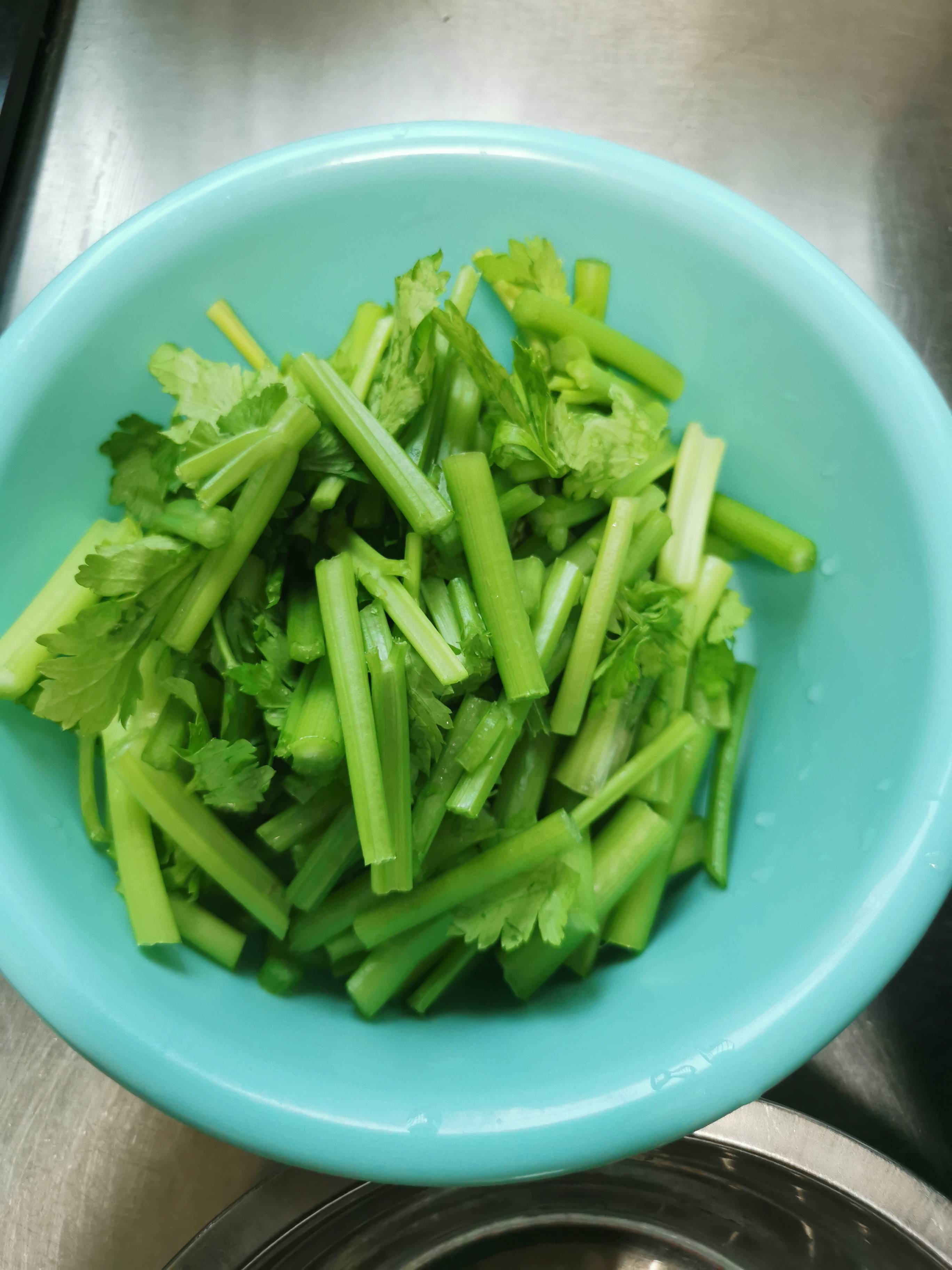 芹菜炒百合的做法-家常味炒菜譜-易網(wǎng)健康養(yǎng)生網(wǎng) 芹菜炒百合的做法-家常味炒菜譜