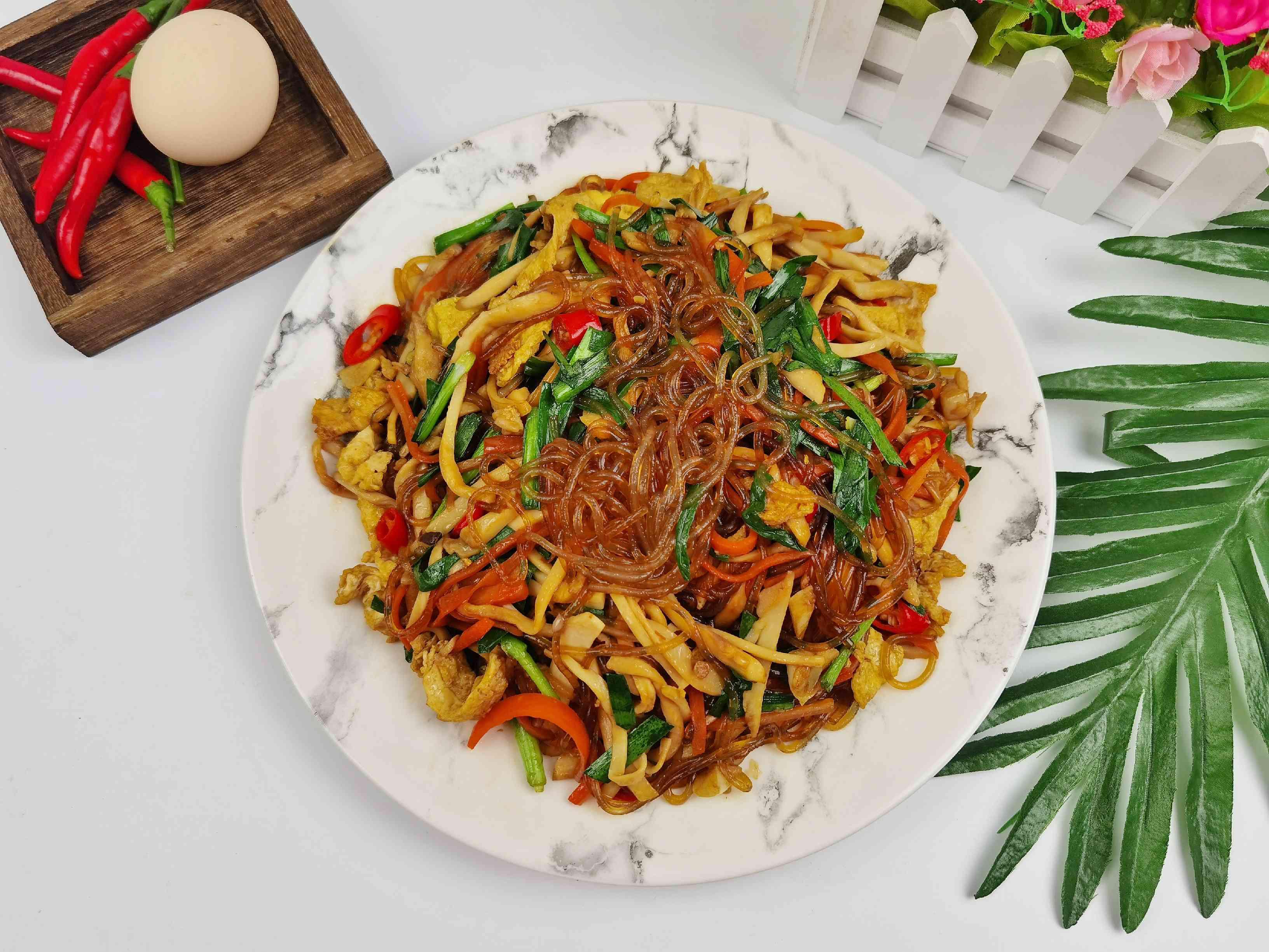 年夜飯素菜也出彩-杏鮑菇炒合菜,闔家歡樂吃著超下飯的做法-香辣味炒菜譜-易網健康養生網 年夜飯素菜也出彩-杏鮑菇炒合菜,闔家歡樂吃著超下飯的做法-香辣味炒菜譜