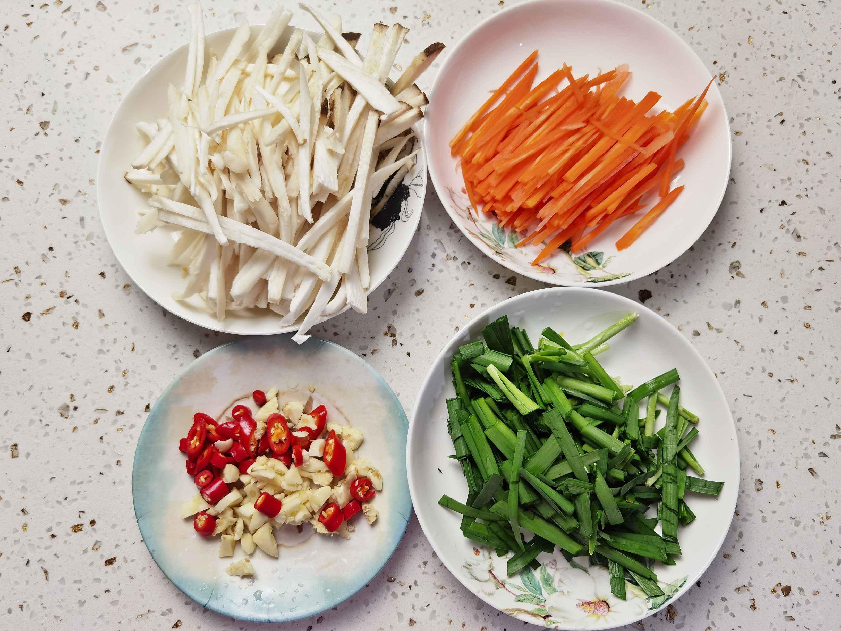 年夜飯素菜也出彩-杏鮑菇炒合菜,闔家歡樂吃著超下飯的做法-香辣味炒菜譜-易網健康養生網 年夜飯素菜也出彩-杏鮑菇炒合菜,闔家歡樂吃著超下飯的做法-香辣味炒菜譜