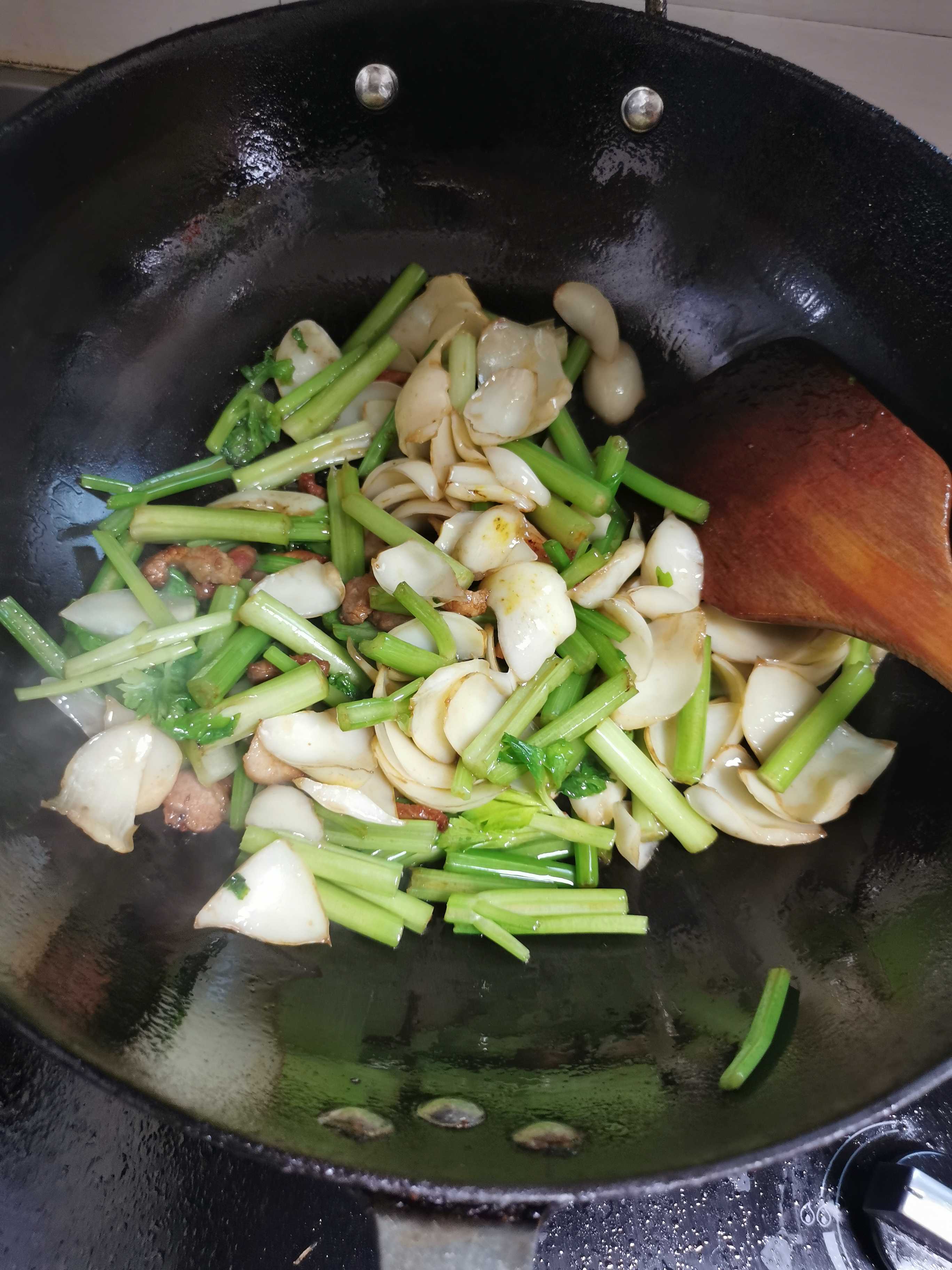 芹菜炒百合的做法-家常味炒菜譜-易網(wǎng)健康養(yǎng)生網(wǎng) 芹菜炒百合的做法-家常味炒菜譜