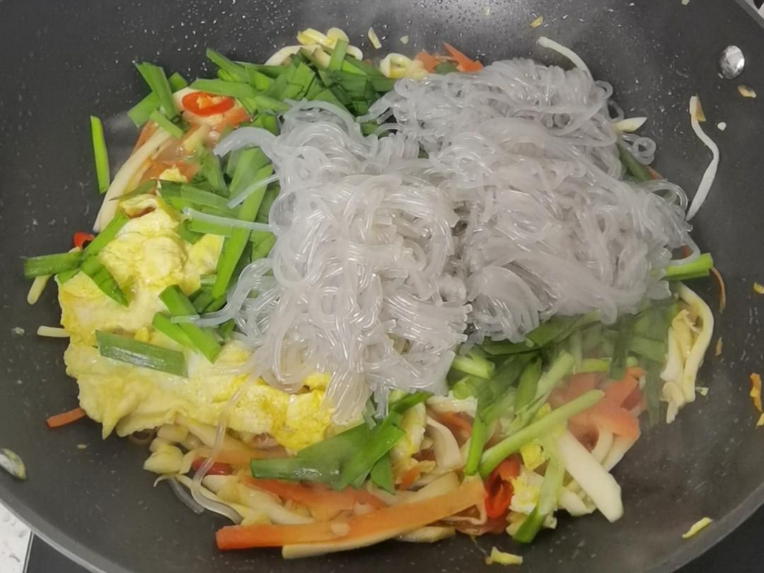 年夜飯素菜也出彩-杏鮑菇炒合菜,闔家歡樂吃著超下飯的做法-香辣味炒菜譜-易網健康養生網 年夜飯素菜也出彩-杏鮑菇炒合菜,闔家歡樂吃著超下飯的做法-香辣味炒菜譜