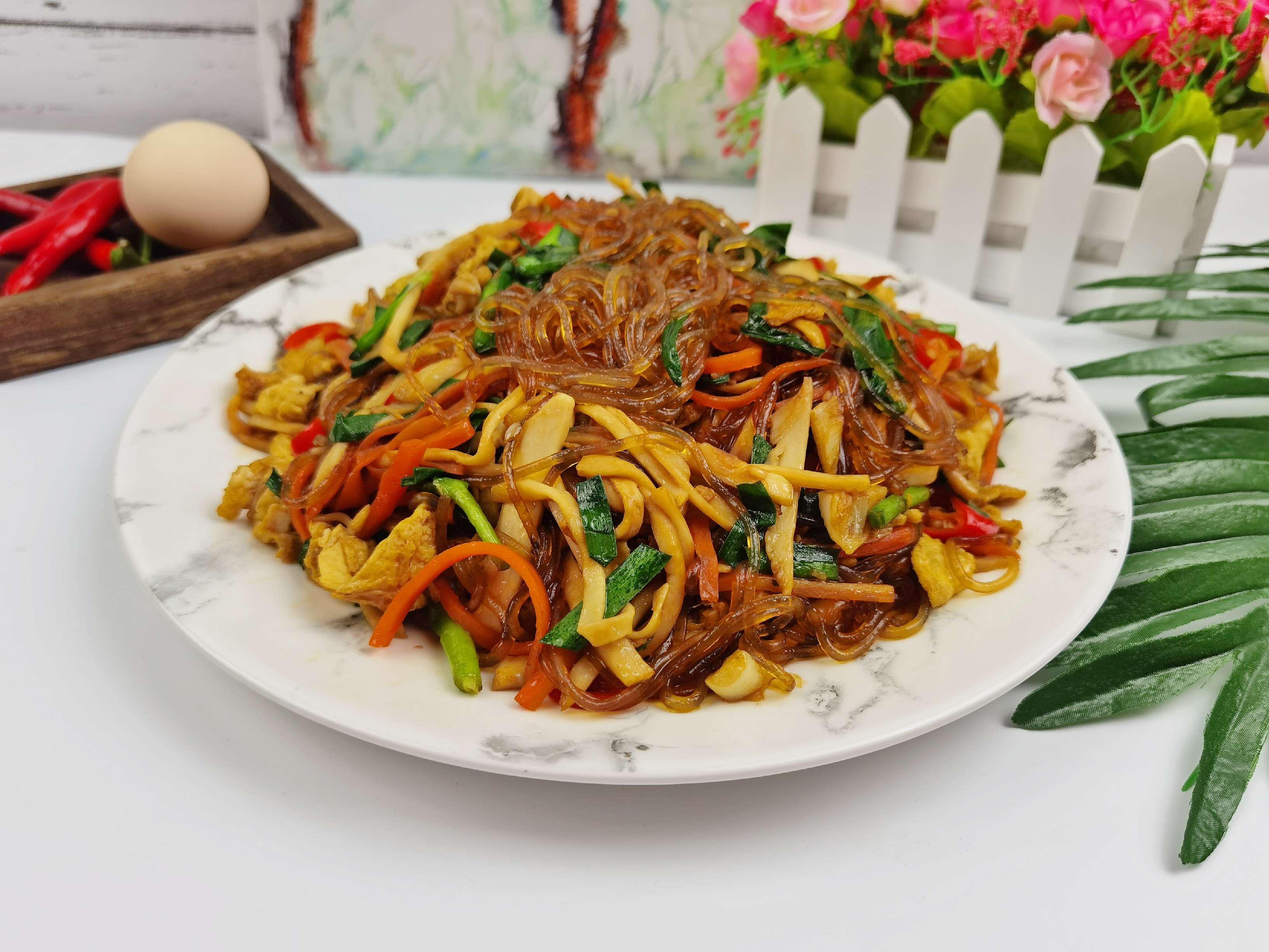 年夜飯素菜也出彩-杏鮑菇炒合菜,闔家歡樂吃著超下飯的做法-香辣味炒菜譜-易網健康養生網 年夜飯素菜也出彩-杏鮑菇炒合菜,闔家歡樂吃著超下飯的做法-香辣味炒菜譜