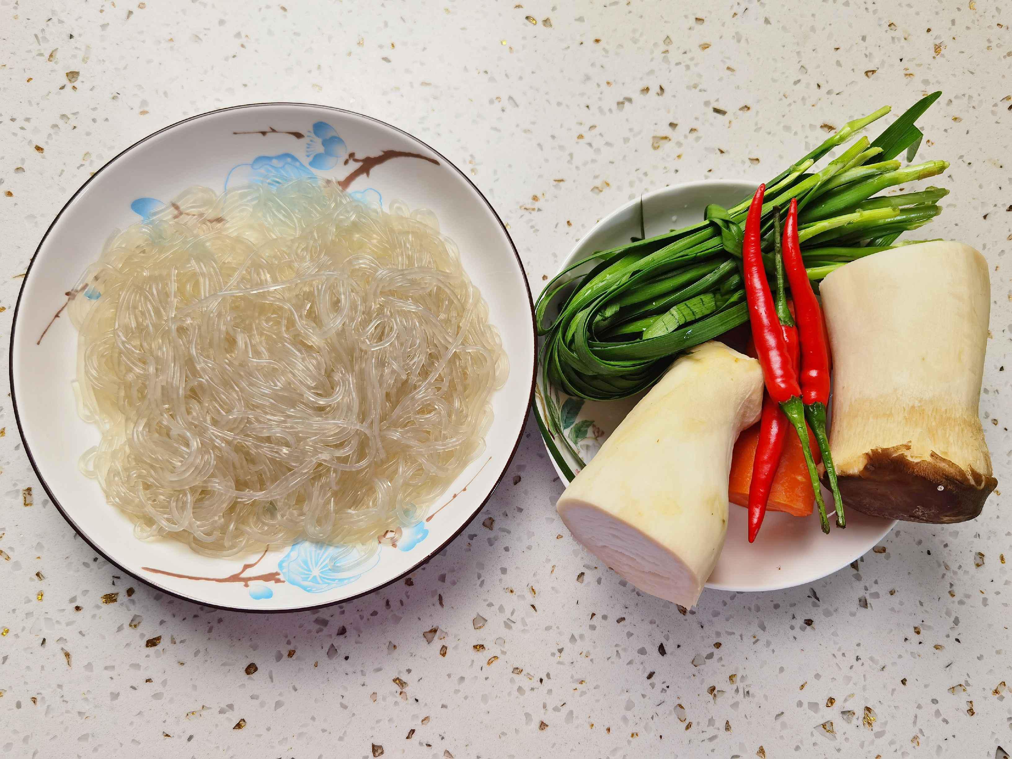 年夜飯素菜也出彩-杏鮑菇炒合菜,闔家歡樂吃著超下飯的做法-香辣味炒菜譜-易網<a href=http://www.xllyou.com/ target=_blank class=infotextkey>健康養生</a>網 年夜飯素菜也出彩-杏鮑菇炒合菜,闔家歡樂吃著超下飯的做法-香辣味炒菜譜