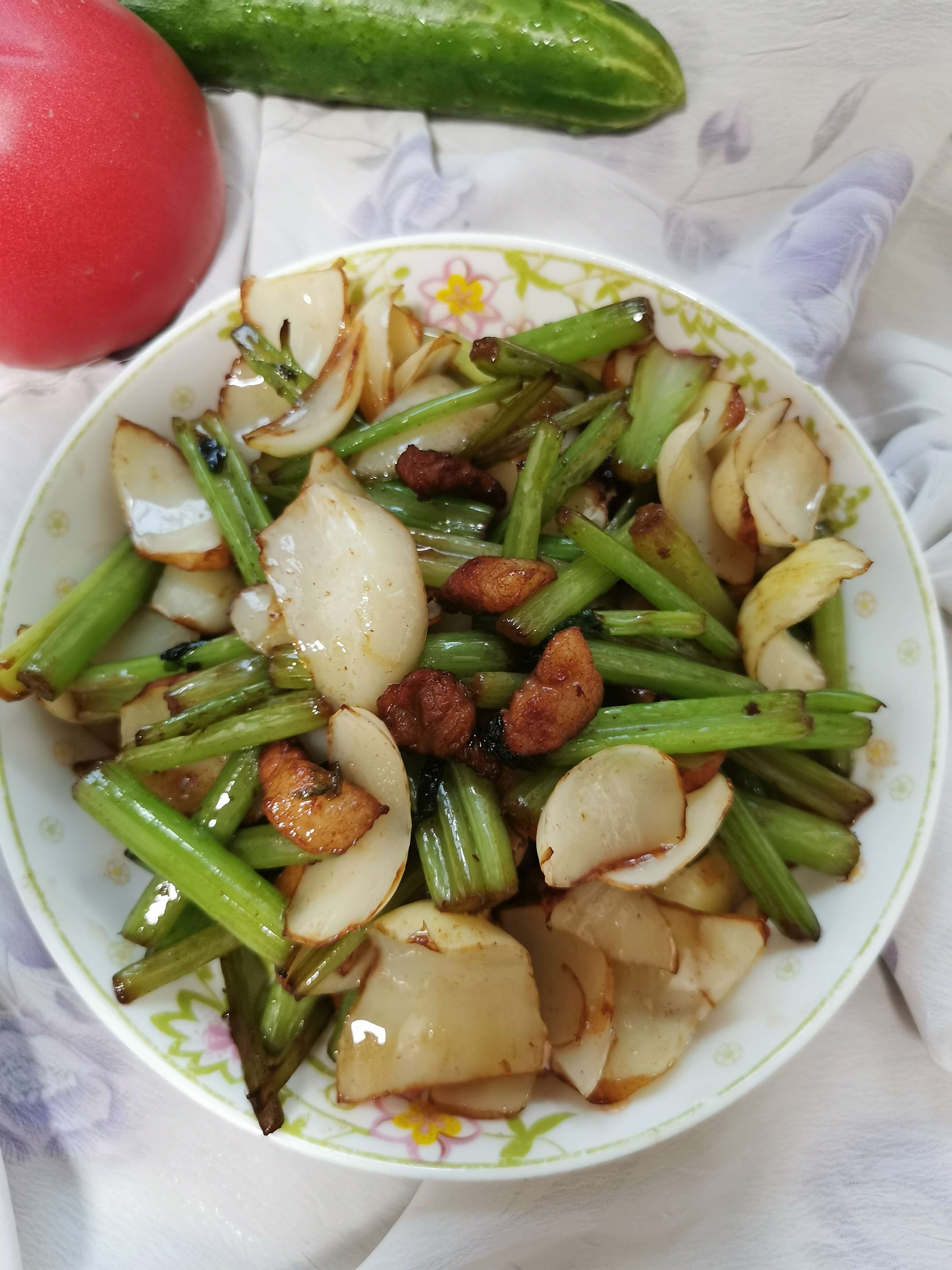 芹菜炒百合的做法-家常味炒菜譜-易網(wǎng)健康養(yǎng)生網(wǎng) 芹菜炒百合的做法-家常味炒菜譜