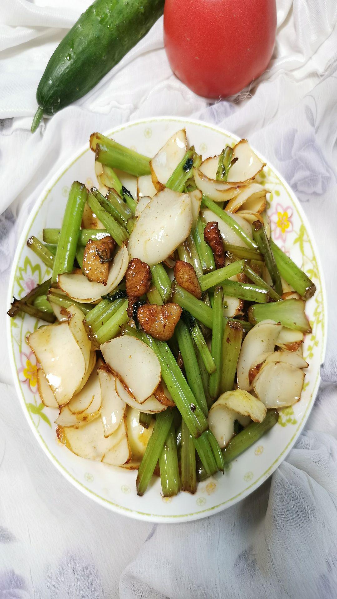 芹菜炒百合的做法-家常味炒菜譜-易網(wǎng)健康養(yǎng)生網(wǎng) 芹菜炒百合的做法-家常味炒菜譜