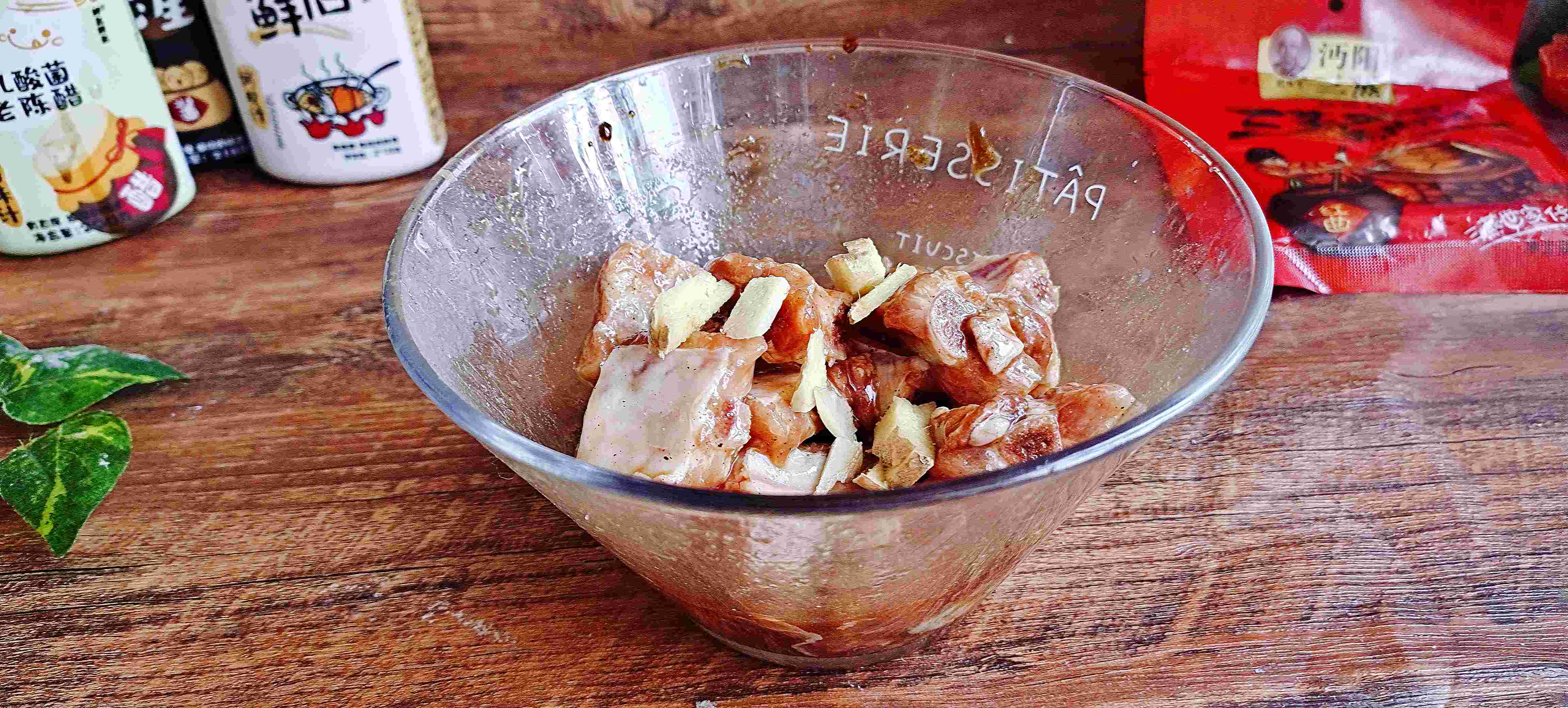 排骨經典好吃的做法,絕不油膩~粉蒸排骨的做法-咸鮮味蒸菜譜-易網<a href=http://www.xllyou.com/ target=_blank class=infotextkey>健康養生</a>網 排骨經典好吃的做法,絕不油膩~粉蒸排骨的做法-咸鮮味蒸菜譜