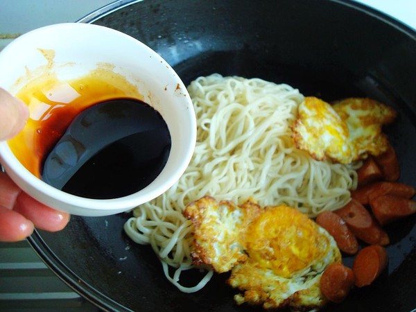 火腿荷包蛋燜面的做法-家常味燜菜譜-易網健康養生網 火腿荷包蛋燜面的做法-家常味燜菜譜