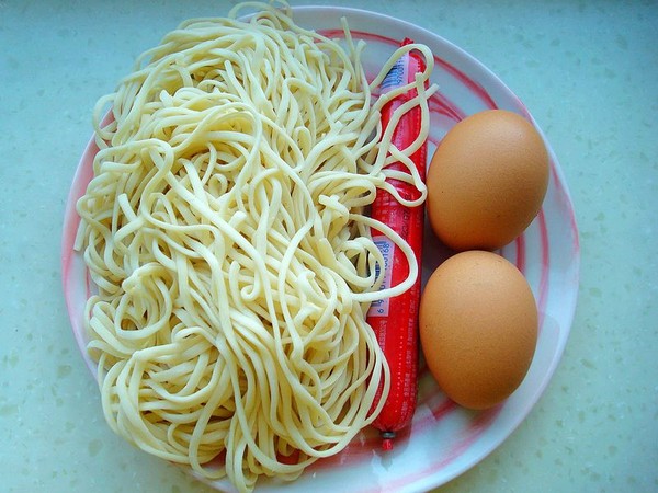 火腿荷包蛋燜面的做法-家常味燜菜譜-易網<a href=http://www.xllyou.com/ target=_blank class=infotextkey>健康養生</a>網 火腿荷包蛋燜面的做法-家常味燜菜譜