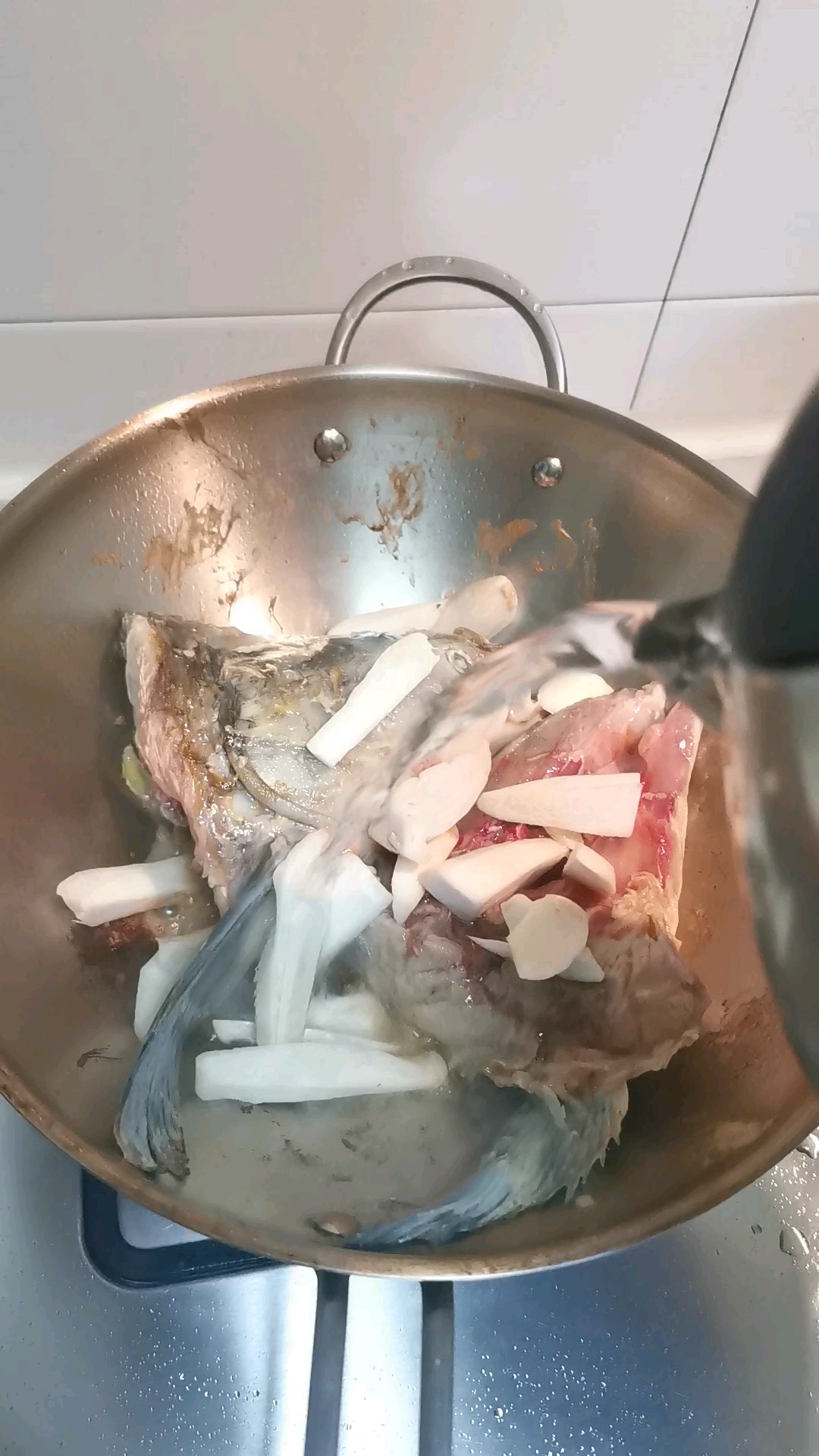 粉條燉青魚頭的做法-家常味燒菜譜-易網健康養生網 粉條燉青魚頭的做法-家常味燒菜譜