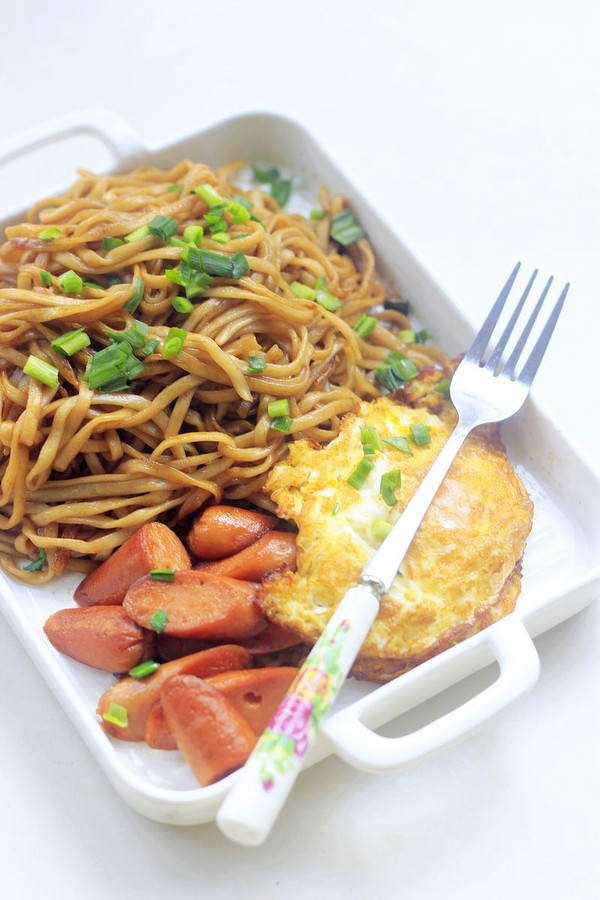 火腿荷包蛋燜面的做法-家常味燜菜譜-易網健康養生網 火腿荷包蛋燜面的做法-家常味燜菜譜