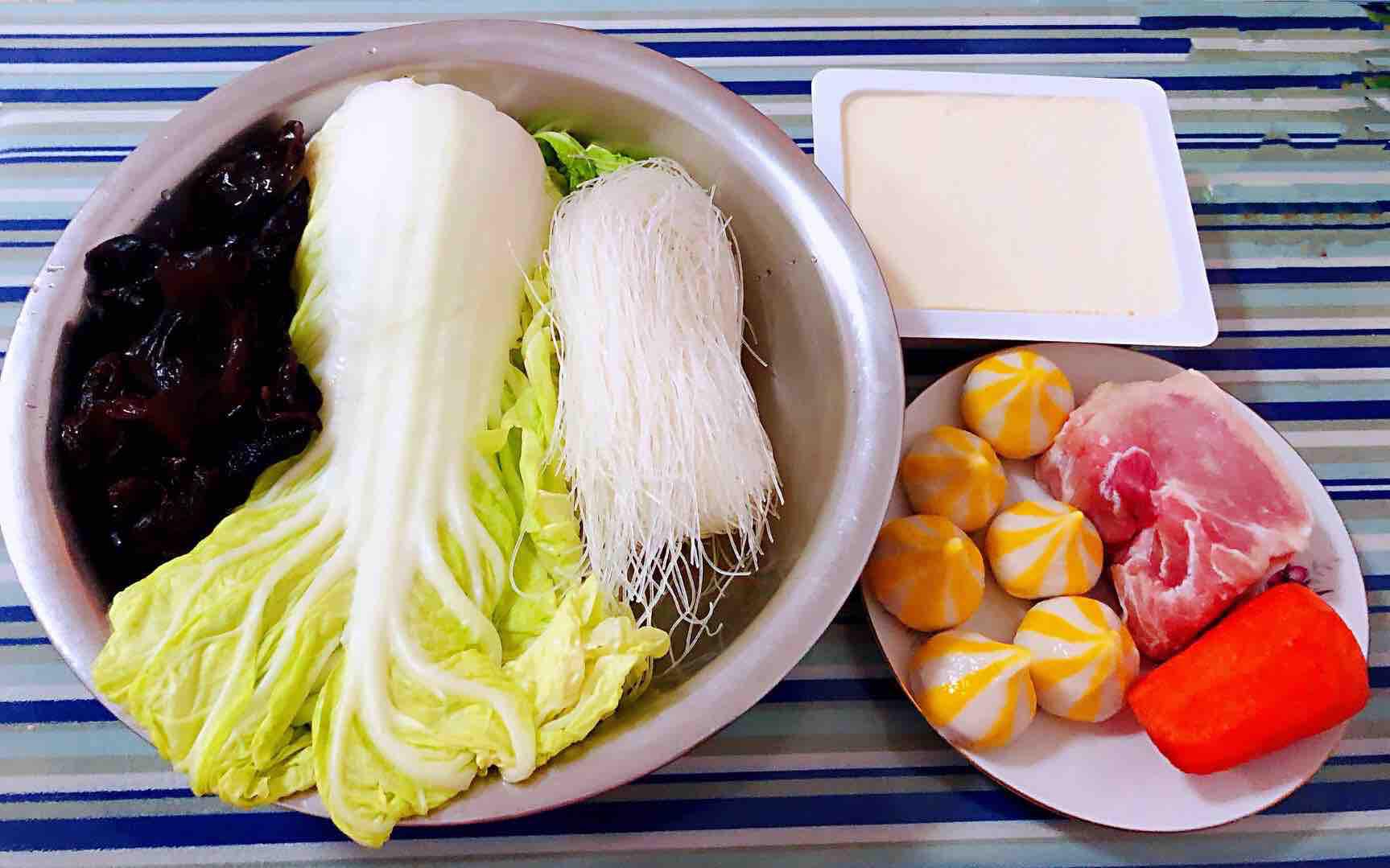 豬肉白菜海膽丸豆腐粉絲湯的做法-咸鮮味煮菜譜-易網(wǎng)<a href=http://www.xllyou.com/ target=_blank class=infotextkey>健康養(yǎng)生</a>網(wǎng) 豬肉白菜海膽丸豆腐粉絲湯的做法-咸鮮味煮菜譜