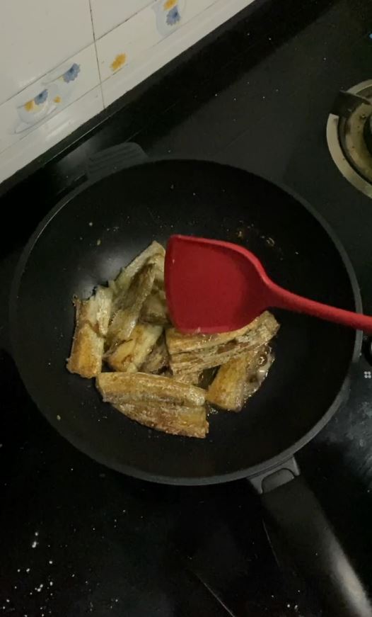 帶魚這樣做,酥脆的連魚骨頭都可以吃的做法-家常味煎菜譜-易網健康養生網 帶魚這樣做,酥脆的連魚骨頭都可以吃的做法-家常味煎菜譜