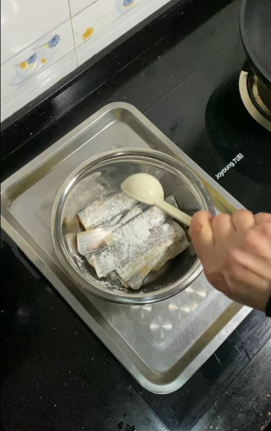 帶魚這樣做,酥脆的連魚骨頭都可以吃的做法-家常味煎菜譜-易網<a href=http://www.xllyou.com/ target=_blank class=infotextkey>健康養生</a>網 帶魚這樣做,酥脆的連魚骨頭都可以吃的做法-家常味煎菜譜