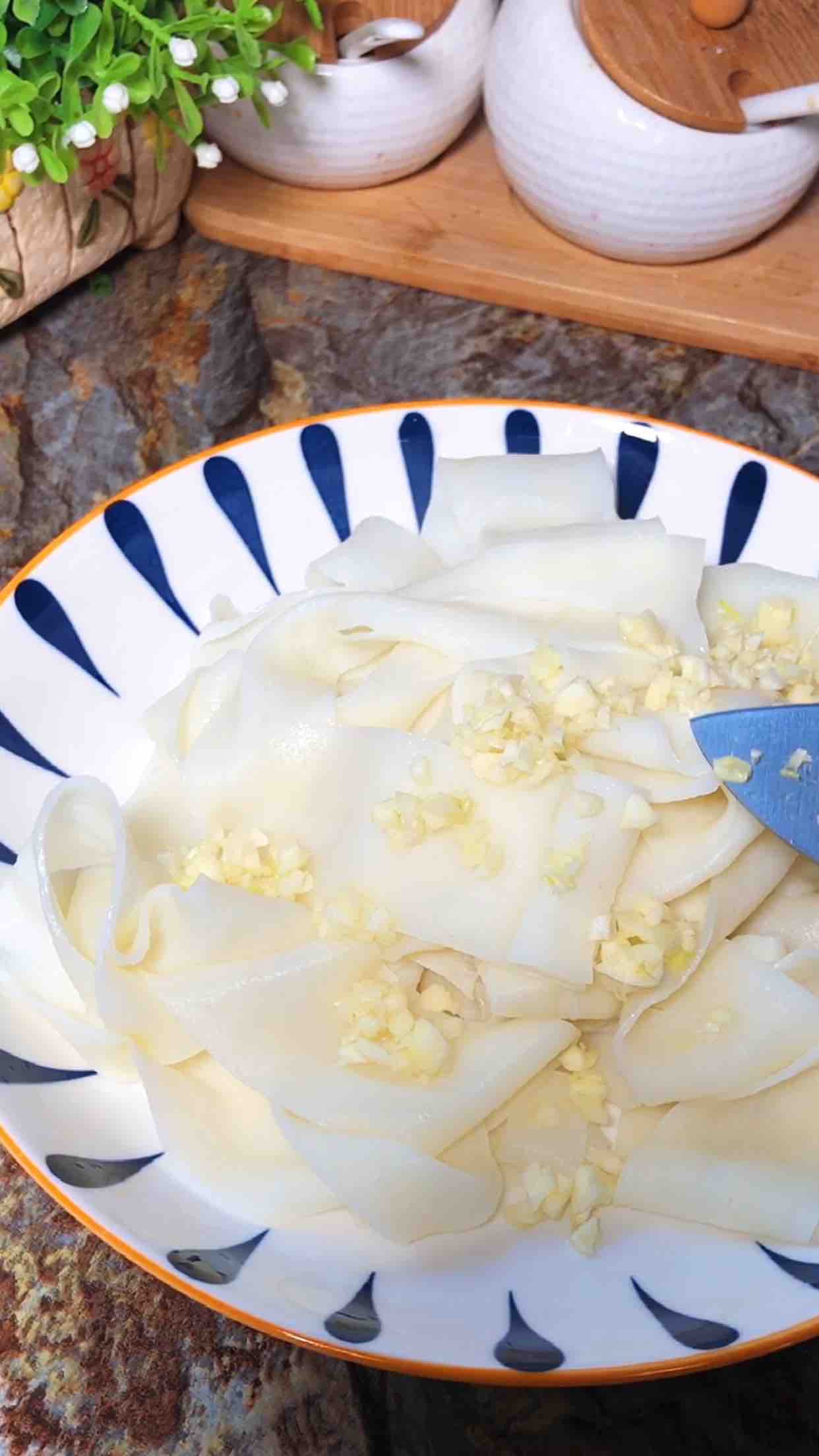 麻醬面皮的做法-酸辣味拌菜譜-易網健康養生網 麻醬面皮的做法-酸辣味拌菜譜