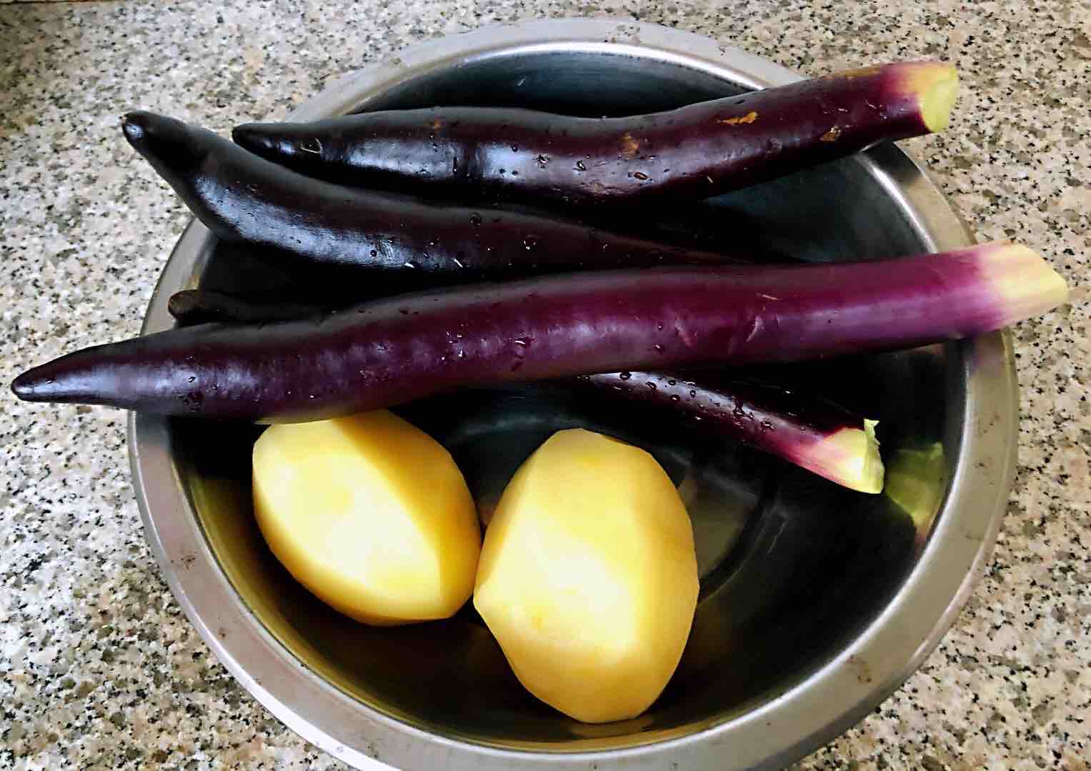 土豆茄子燉五花肉的做法-咸鮮味燉菜譜-易網(wǎng)<a href=http://www.xllyou.com/ target=_blank class=infotextkey>健康養(yǎng)生</a>網(wǎng) 土豆茄子燉五花肉的做法-咸鮮味燉菜譜