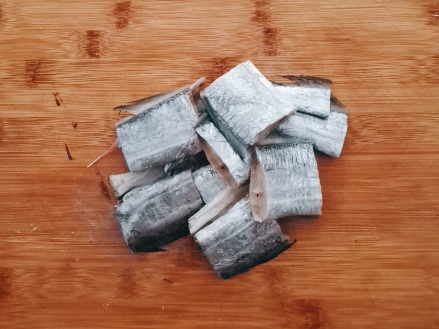 帶魚還可以做成茄汁味,保管家人都愛吃~的做法-茄汁味煎菜譜-易網(wǎng)<a href=http://www.xllyou.com/ target=_blank class=infotextkey>健康養(yǎng)生</a>網(wǎng) 帶魚還可以做成茄汁味,保管家人都愛吃~的做法-茄汁味煎菜譜