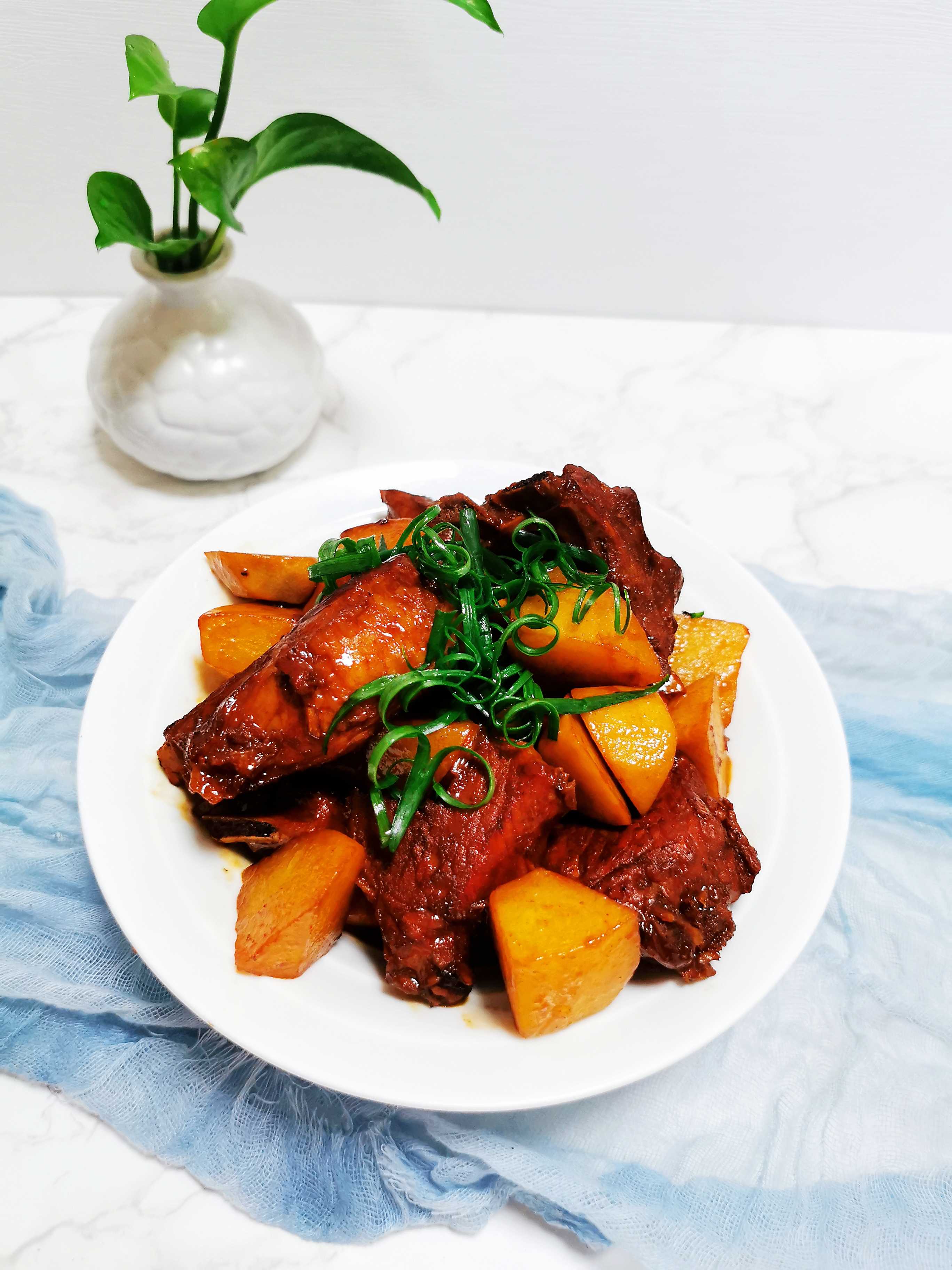 紅燒土豆排骨的做法-醬香味燒菜譜-易網(wǎng)健康養(yǎng)生網(wǎng) 紅燒土豆排骨的做法-醬香味燒菜譜