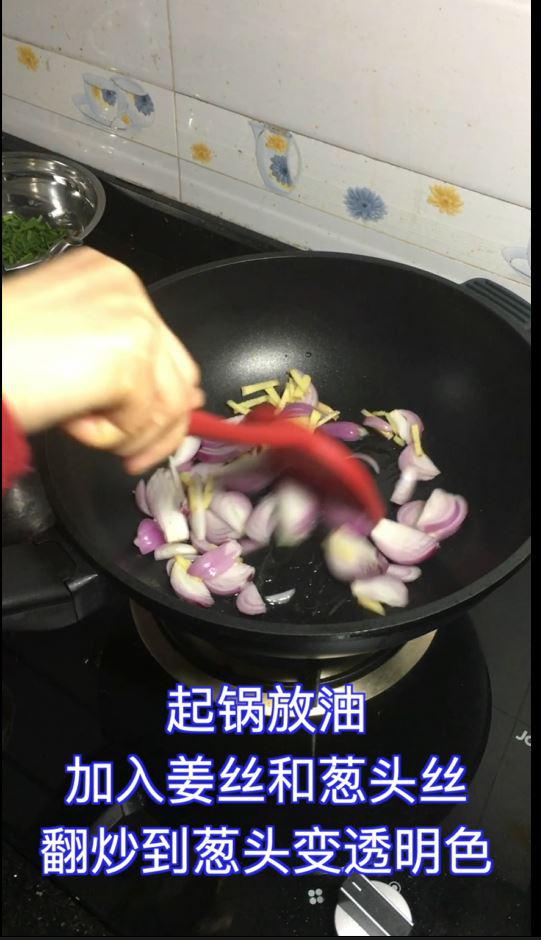 童子雞只需腌一腌，蒸一蒸，淋上蔥油汁，簡單又美味的做法-蔥香味蒸菜譜