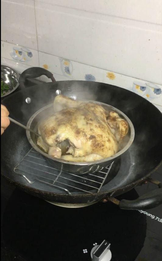 童子雞只需腌一腌，蒸一蒸，淋上蔥油汁，簡單又美味的做法-蔥香味蒸菜譜