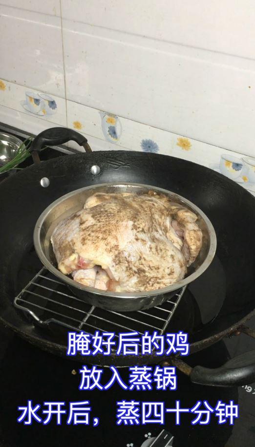 童子雞只需腌一腌，蒸一蒸，淋上蔥油汁，簡單又美味的做法-蔥香味蒸菜譜