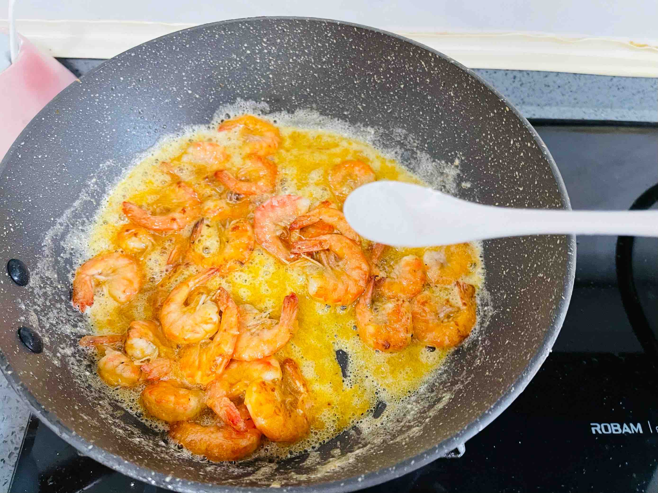 咸香酥脆的咸蛋黃脆皮蝦的做法-咸鮮味煎菜譜