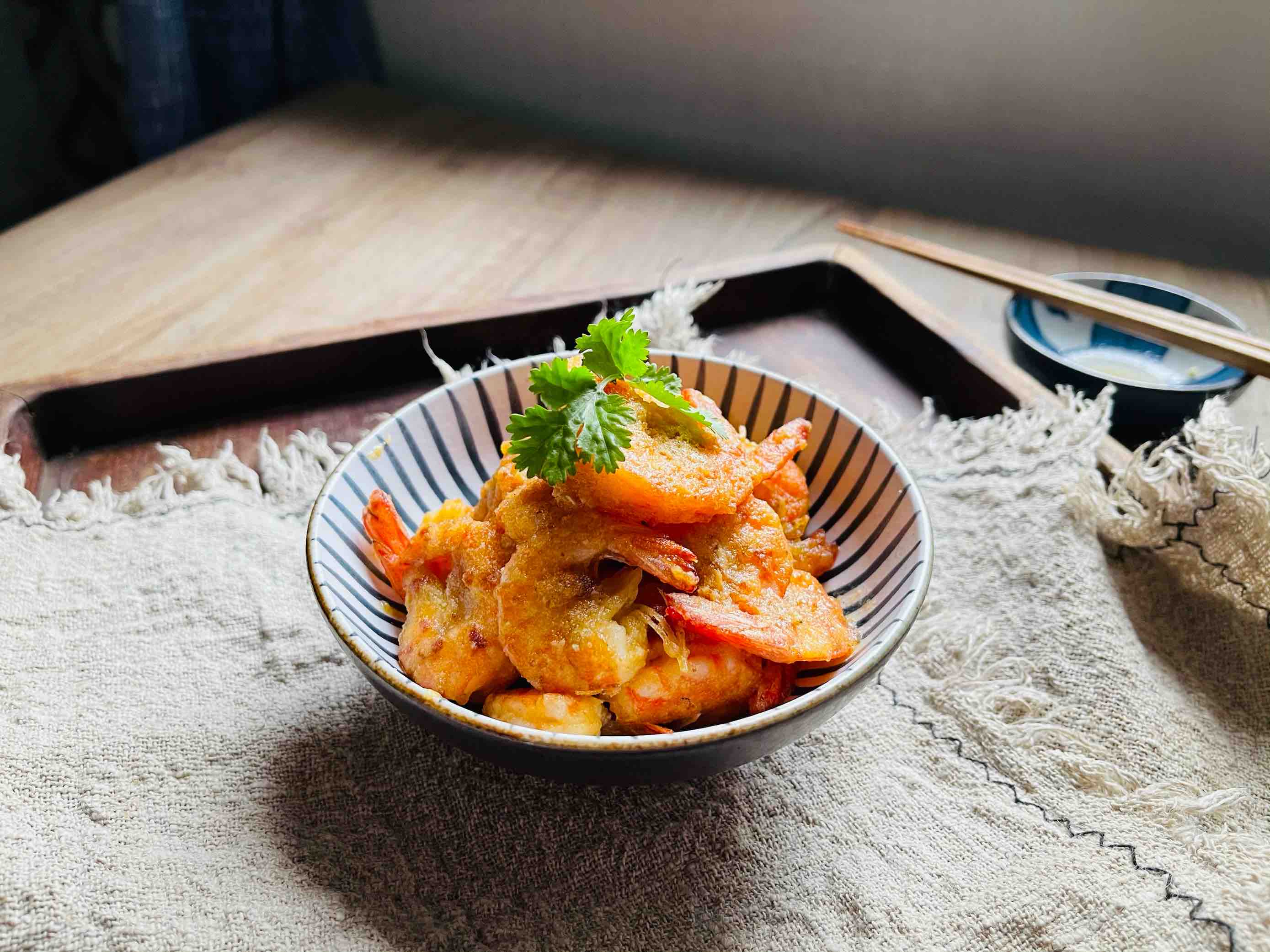 咸香酥脆的咸蛋黃脆皮蝦的做法-咸鮮味煎菜譜