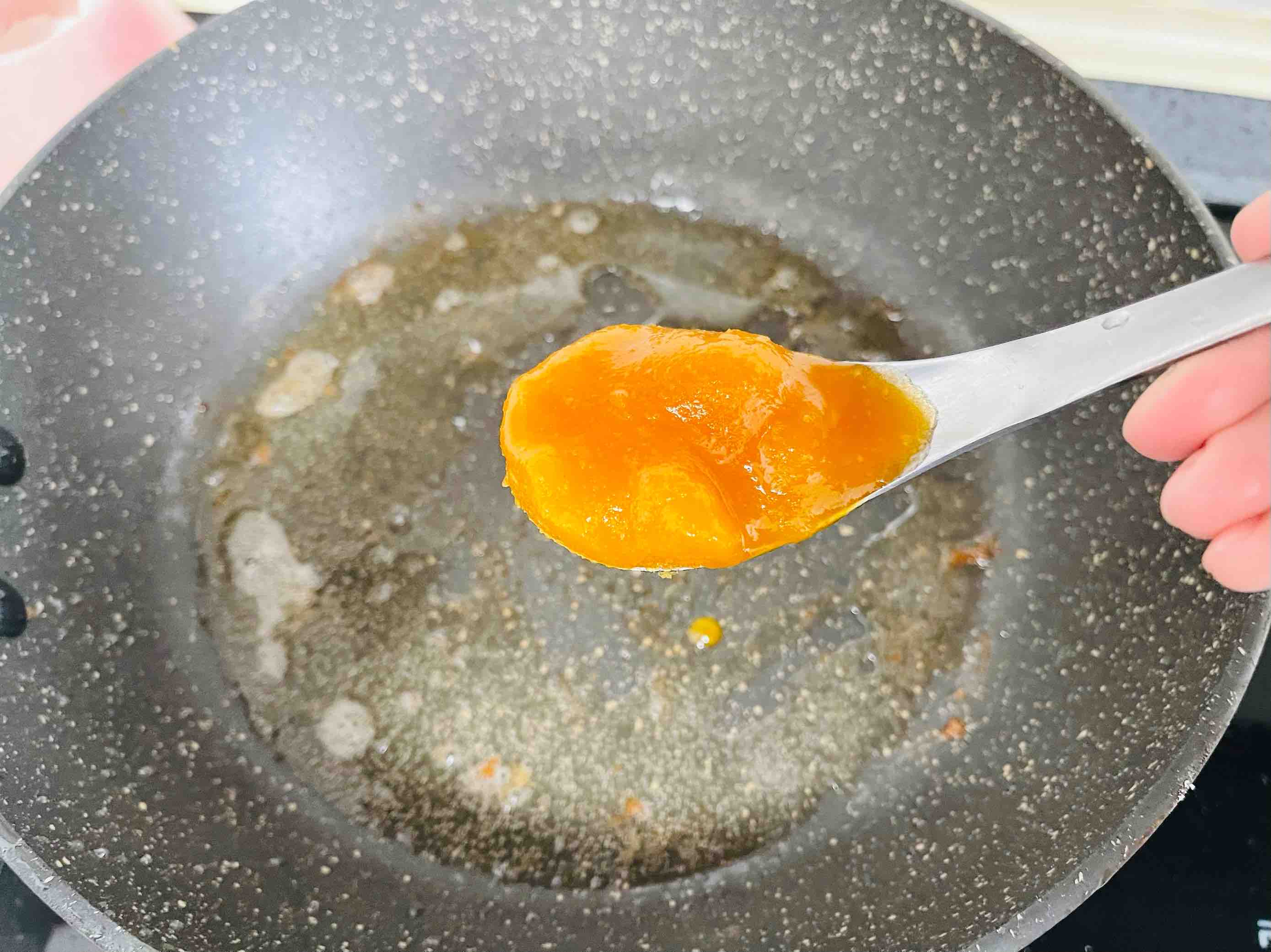 咸香酥脆的咸蛋黃脆皮蝦的做法-咸鮮味煎菜譜