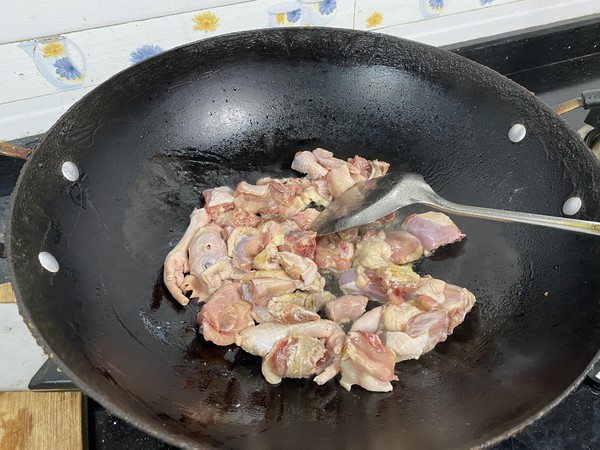 雙茹燒三黃雞的做法-醬香味燉菜譜-易網<a href=http://www.xllyou.com/ target=_blank class=infotextkey>健康養生</a>網 雙茹燒三黃雞的做法-醬香味燉菜譜