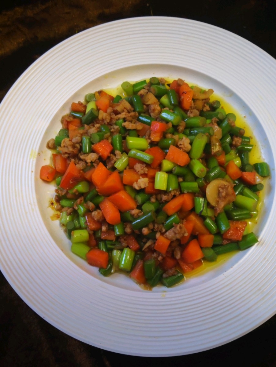 胡蘿卜炒蒜苔的做法-家常味燒菜譜