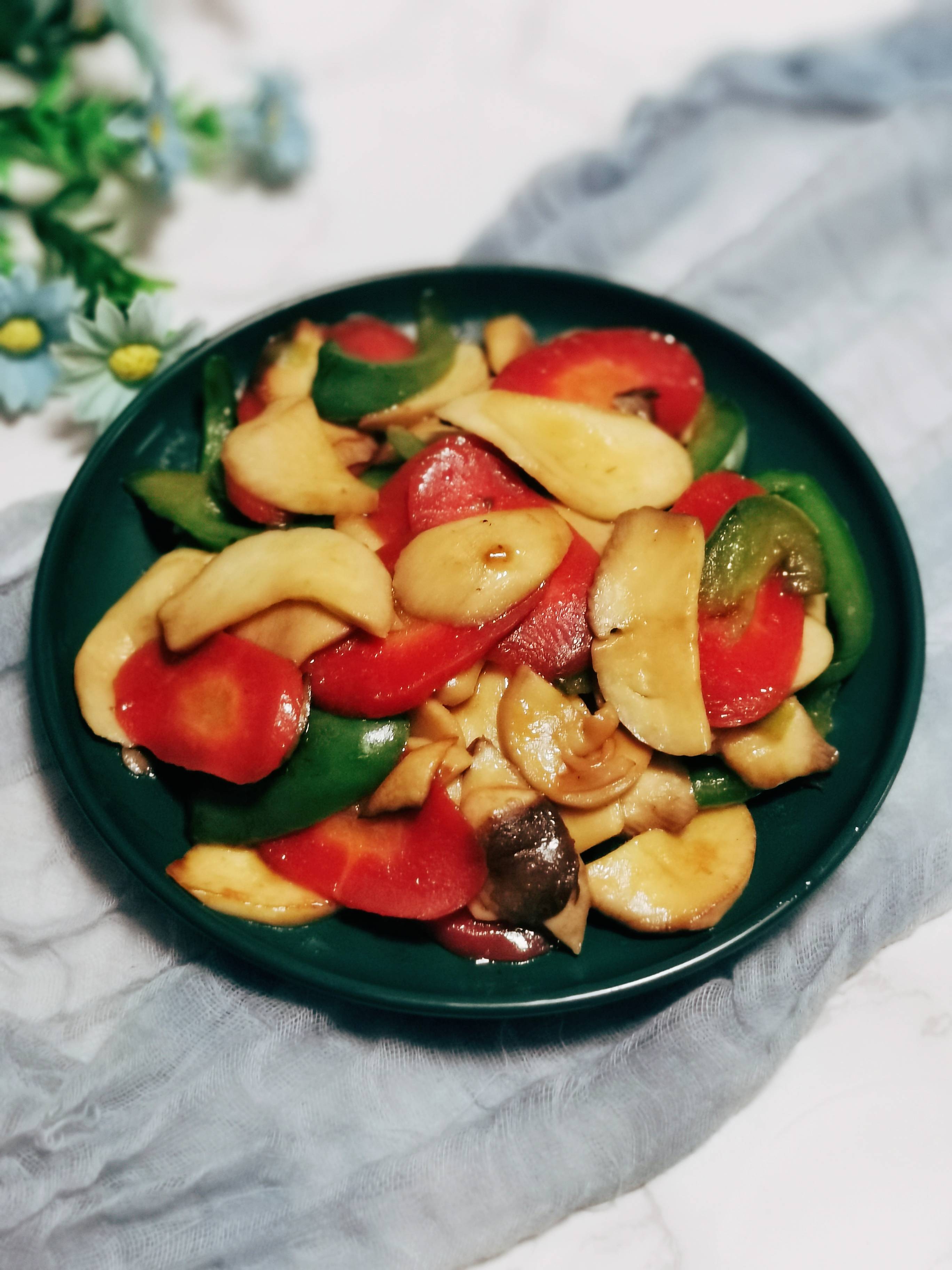 可以吃出肉味的素菜:紅蘿卜炒杏鮑菇的做法-家常味炒菜譜-易網(wǎng)健康養(yǎng)生網(wǎng) 可以吃出肉味的素菜:紅蘿卜炒杏鮑菇的做法-家常味炒菜譜
