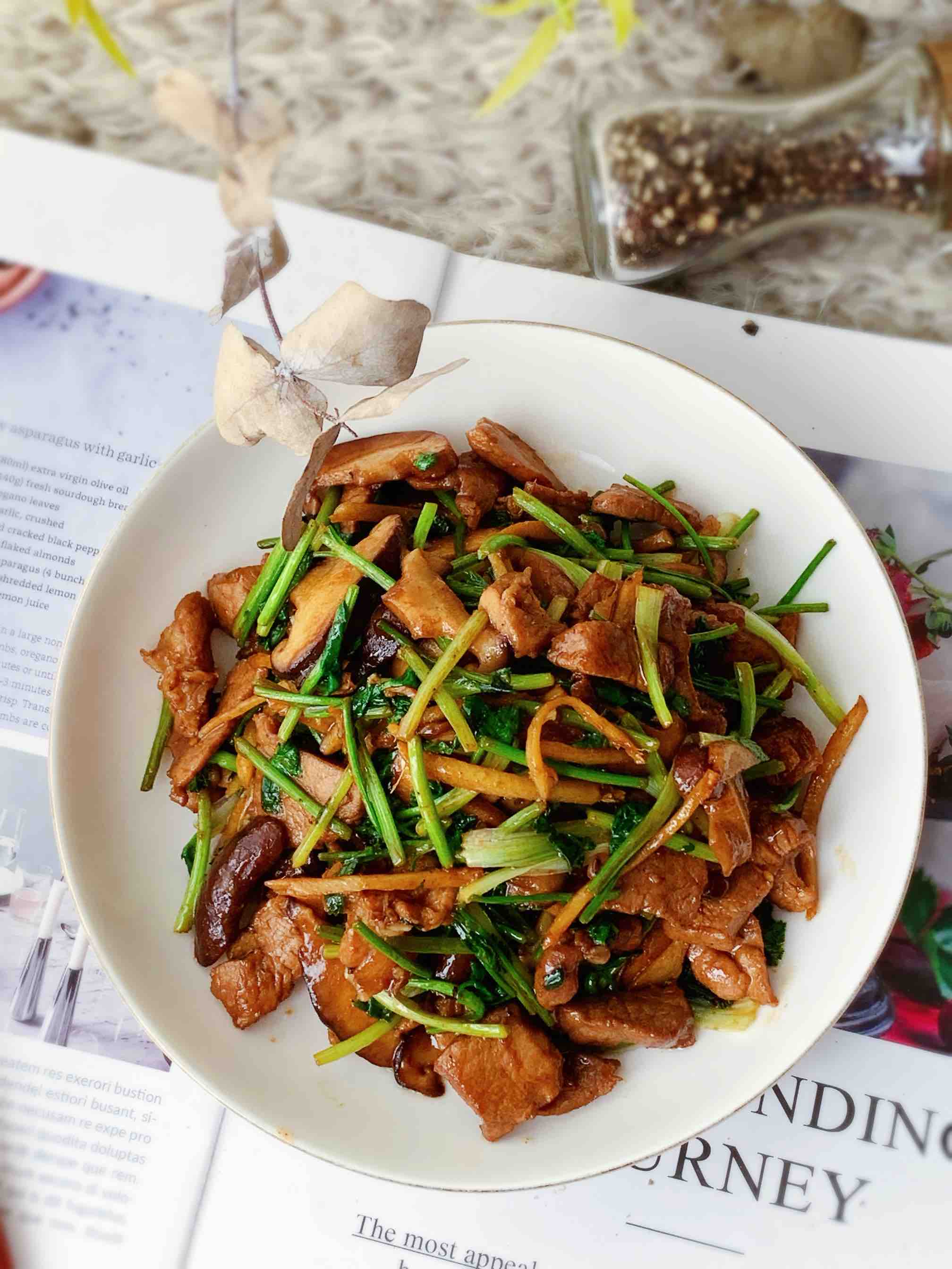 香菜炒肉的做法-家常味炒菜譜-易網健康養生網 香菜炒肉的做法-家常味炒菜譜