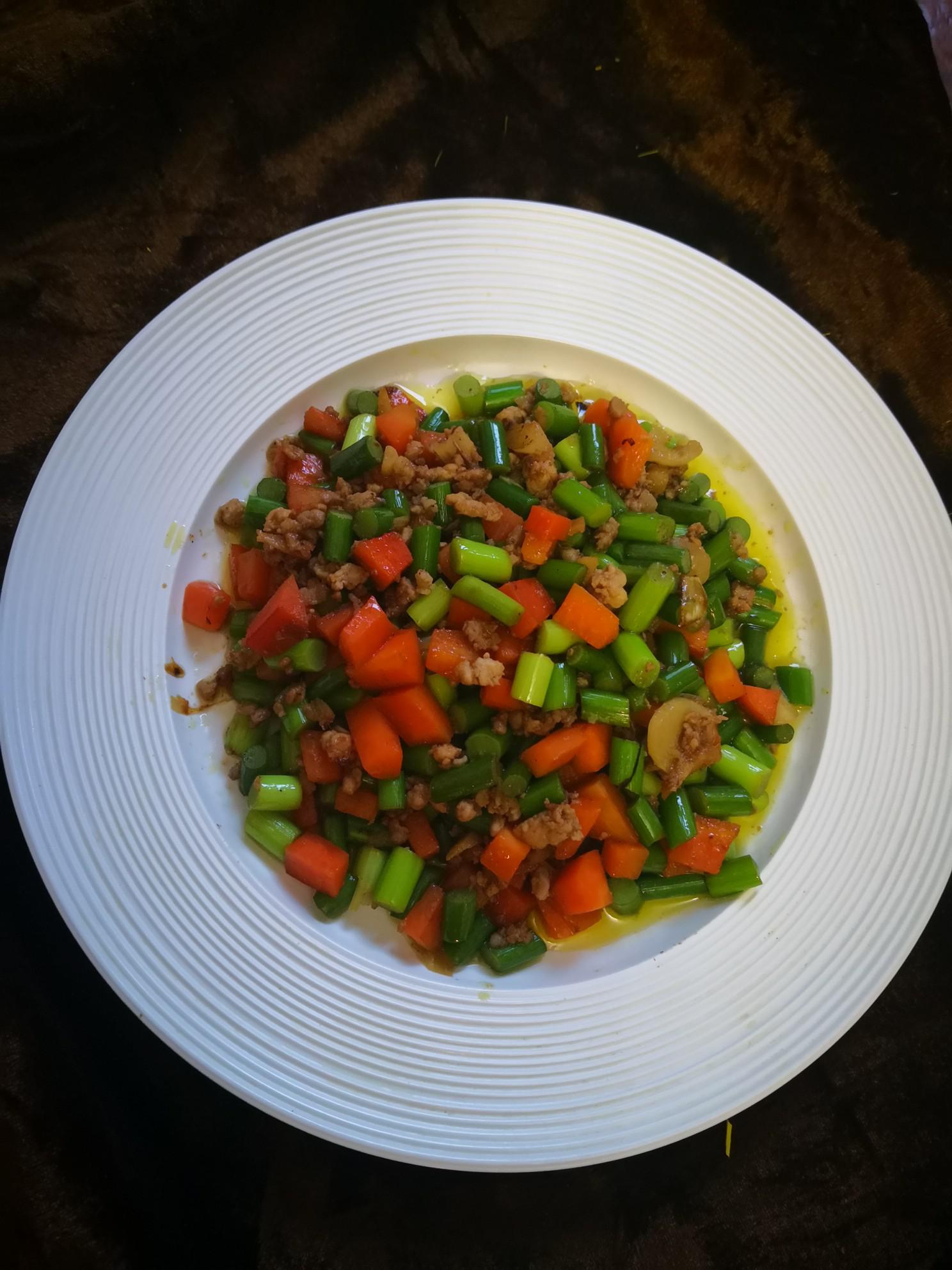 胡蘿卜炒蒜苔的做法-家常味燒菜譜