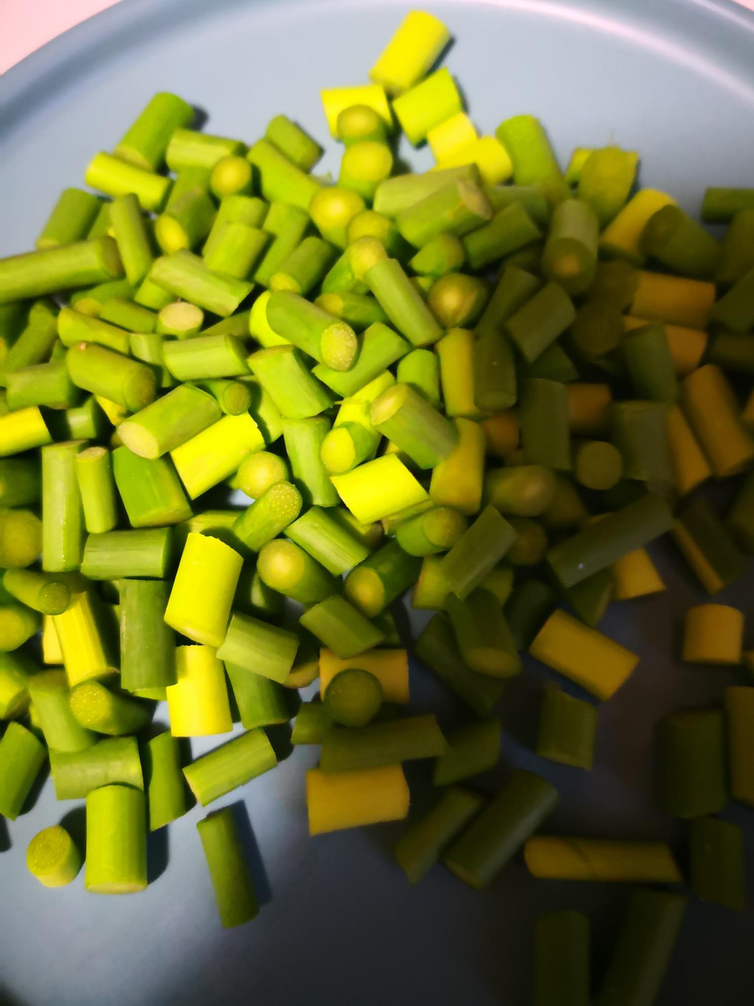 胡蘿卜炒蒜苔的做法-家常味燒菜譜