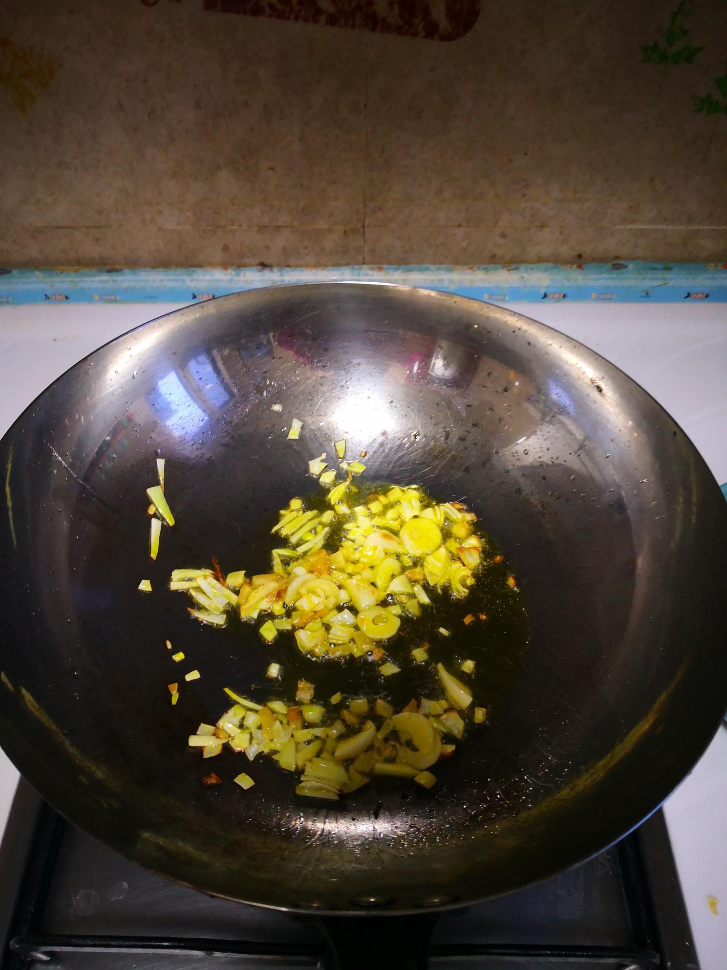 胡蘿卜炒蒜苔的做法-家常味燒菜譜