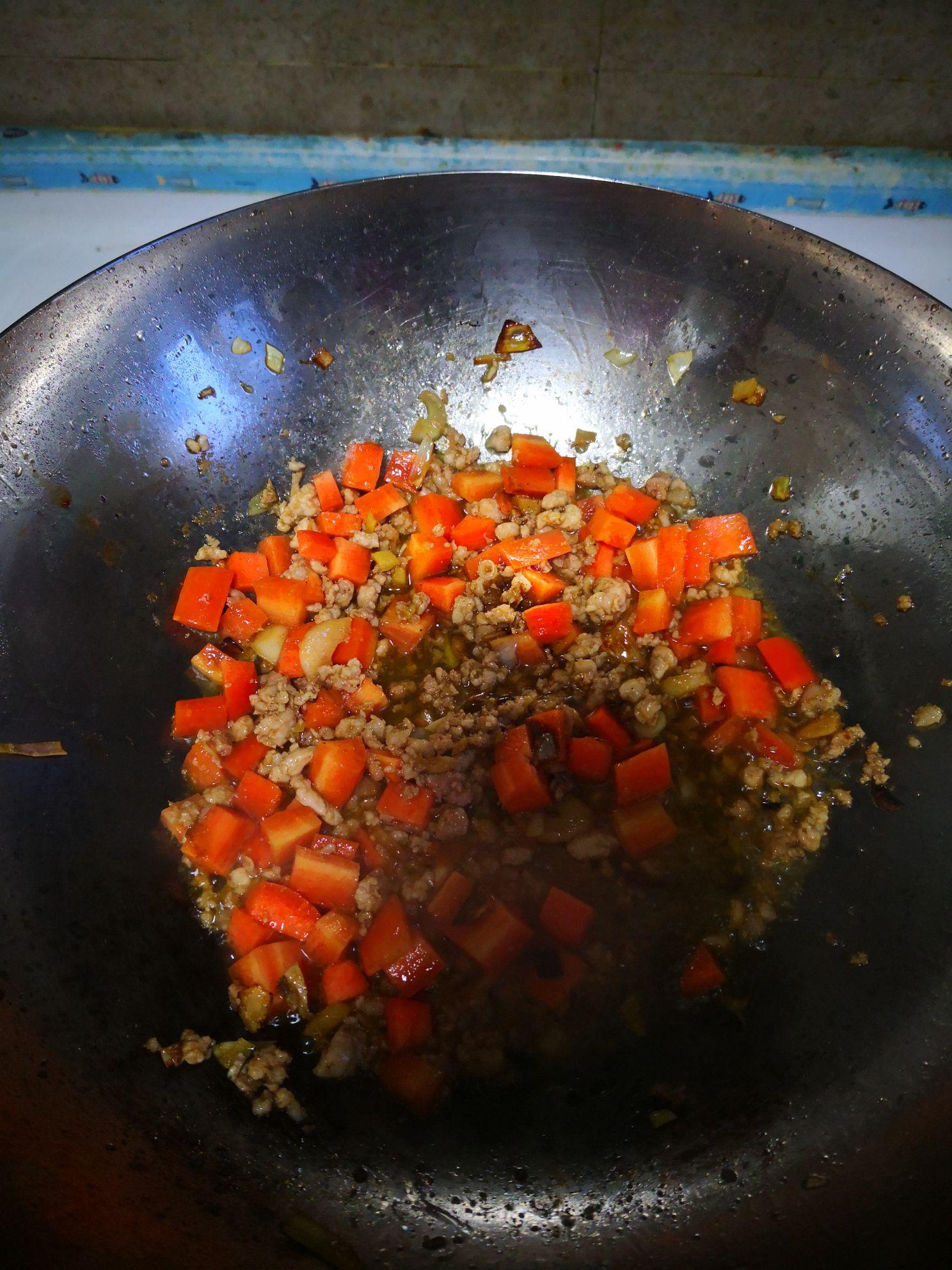 胡蘿卜炒蒜苔的做法-家常味燒菜譜