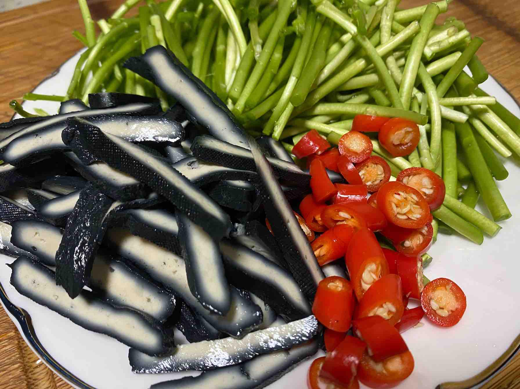 蘆蒿炒臭干的做法-其它口味炒菜譜-易網健康養生網 蘆蒿炒臭干的做法-其它口味炒菜譜