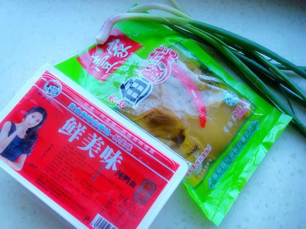 酸菜燒鴨血的做法-酸辣味炒菜譜-易網(wǎng)<a href=http://www.xllyou.com/ target=_blank class=infotextkey>健康養(yǎng)生</a>網(wǎng) 酸菜燒鴨血的做法-酸辣味炒菜譜