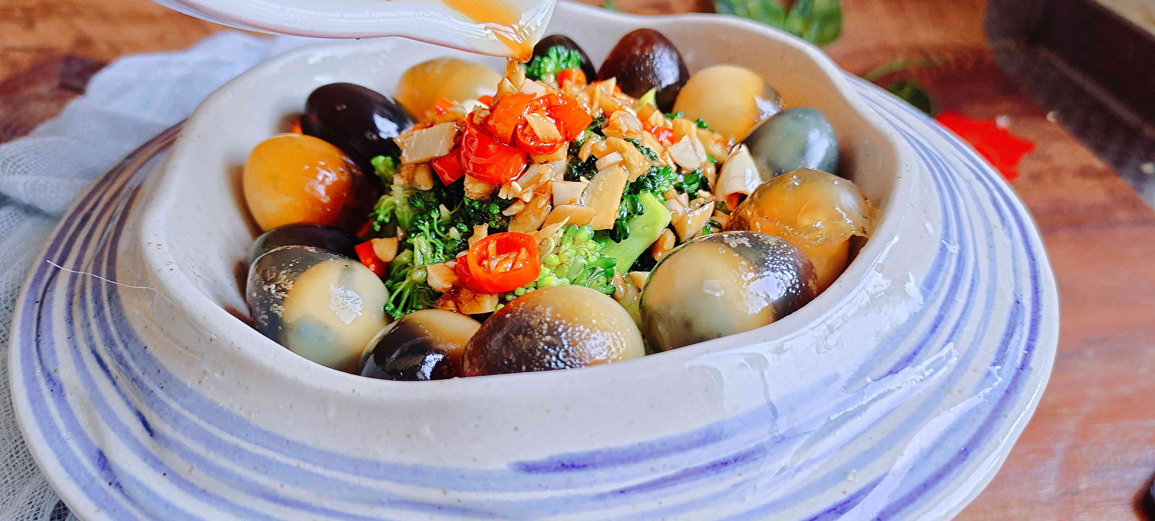 年夜餐桌一道爽口小拌菜…澆汁變蛋西藍花的做法-咸鮮味拌菜譜-易網健康養生網 年夜餐桌一道爽口小拌菜…澆汁變蛋西藍花的做法-咸鮮味拌菜譜