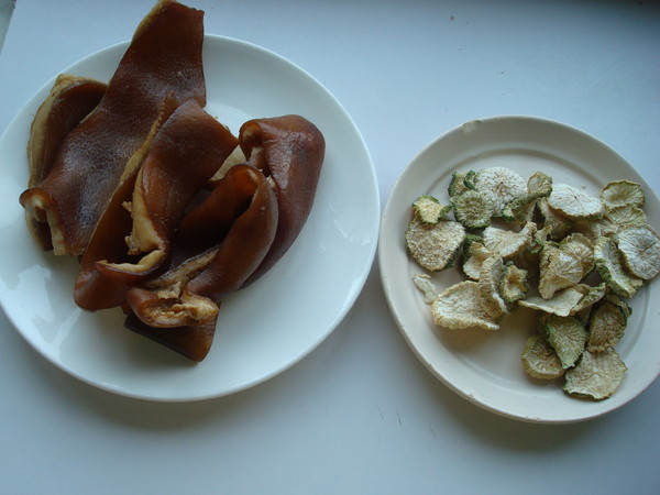 蘿卜干炒肉皮的做法-家常味炒菜譜-易網<a href=http://www.xllyou.com/ target=_blank class=infotextkey>健康養生</a>網 蘿卜干炒肉皮的做法-家常味炒菜譜