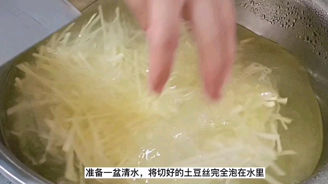 誰說炒土豆絲一定要放醋,我們今天炒個五香土豆絲的做法-五香味炒菜譜-易網(wǎng)<a href=http://www.xllyou.com/ target=_blank class=infotextkey>健康養(yǎng)生</a>網(wǎng) 誰說炒土豆絲一定要放醋,我們今天炒個五香土豆絲的做法-五香味炒菜譜