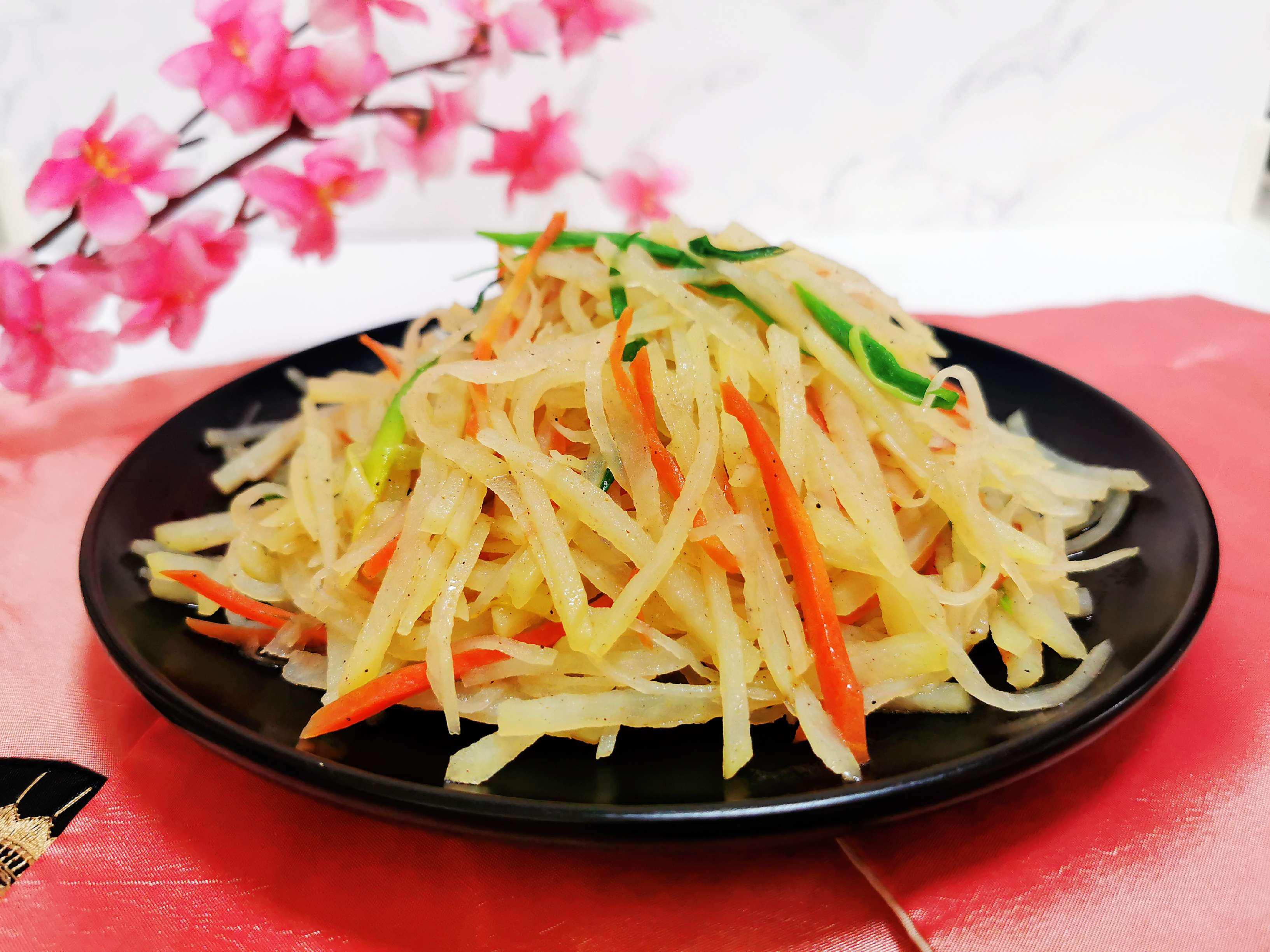 誰說炒土豆絲一定要放醋,我們今天炒個五香土豆絲的做法-五香味炒菜譜-易網(wǎng)健康養(yǎng)生網(wǎng) 誰說炒土豆絲一定要放醋,我們今天炒個五香土豆絲的做法-五香味炒菜譜