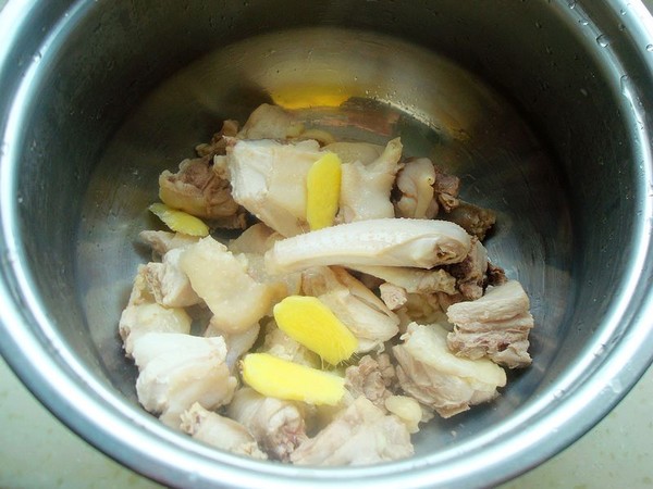 蟹味菇燉雞的做法-家常味燉菜譜-易網(wǎng)健康養(yǎng)生網(wǎng) 蟹味菇燉雞的做法-家常味燉菜譜