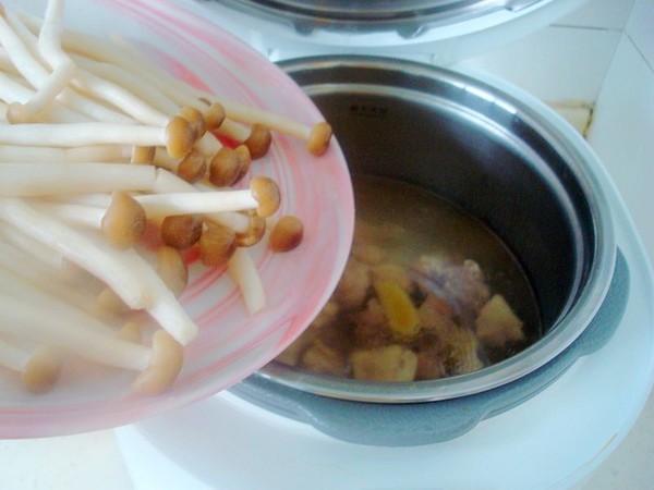 蟹味菇燉雞的做法-家常味燉菜譜-易網(wǎng)健康養(yǎng)生網(wǎng) 蟹味菇燉雞的做法-家常味燉菜譜