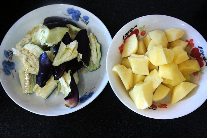 土豆燉茄子的做法-醬香味燉菜譜-易網(wǎng)健康養(yǎng)生網(wǎng) 土豆燉茄子的做法-醬香味燉菜譜