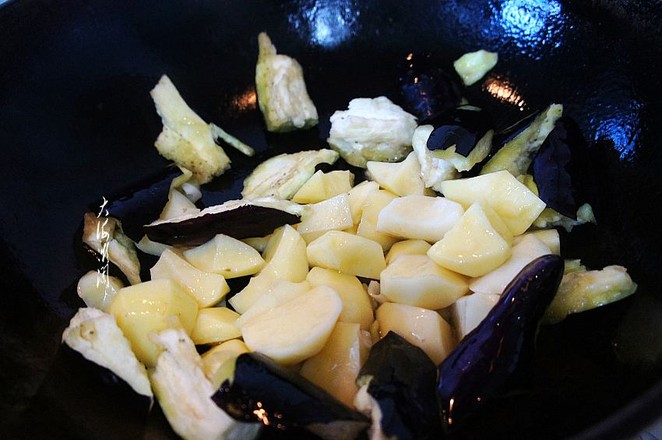 土豆燉茄子的做法-醬香味燉菜譜-易網(wǎng)健康養(yǎng)生網(wǎng) 土豆燉茄子的做法-醬香味燉菜譜