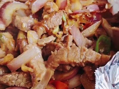 年菜餐桌一道硬菜,老少皆愛…鐵板黑椒牛柳的做法-黑椒味炒菜譜