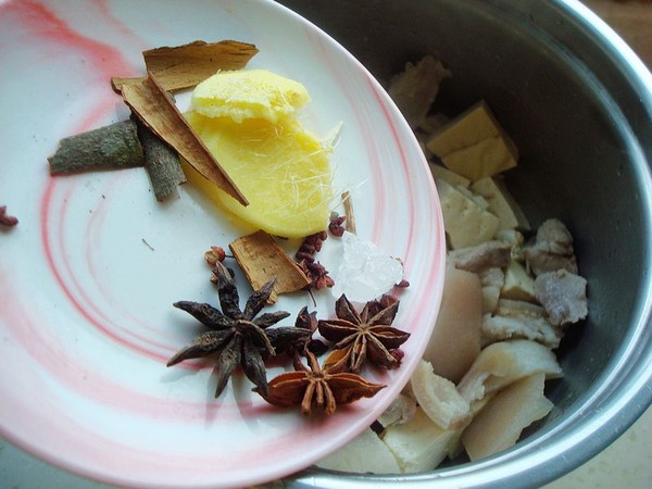 肉皮燒豆腐的做法-家常味燒菜譜-易網健康養生網 肉皮燒豆腐的做法-家常味燒菜譜